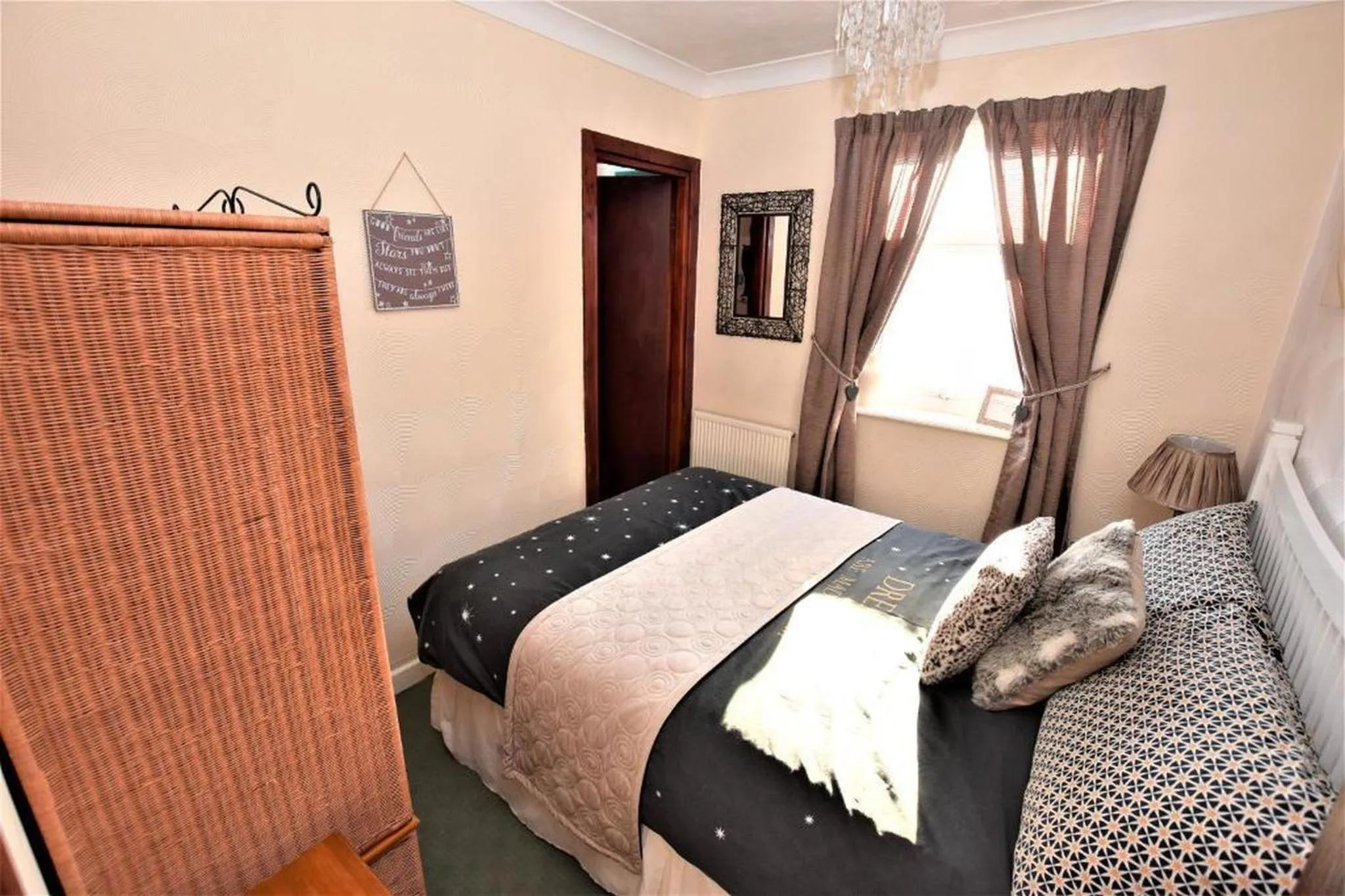 Bedroom, Bed in Bridle Lodge Apartments