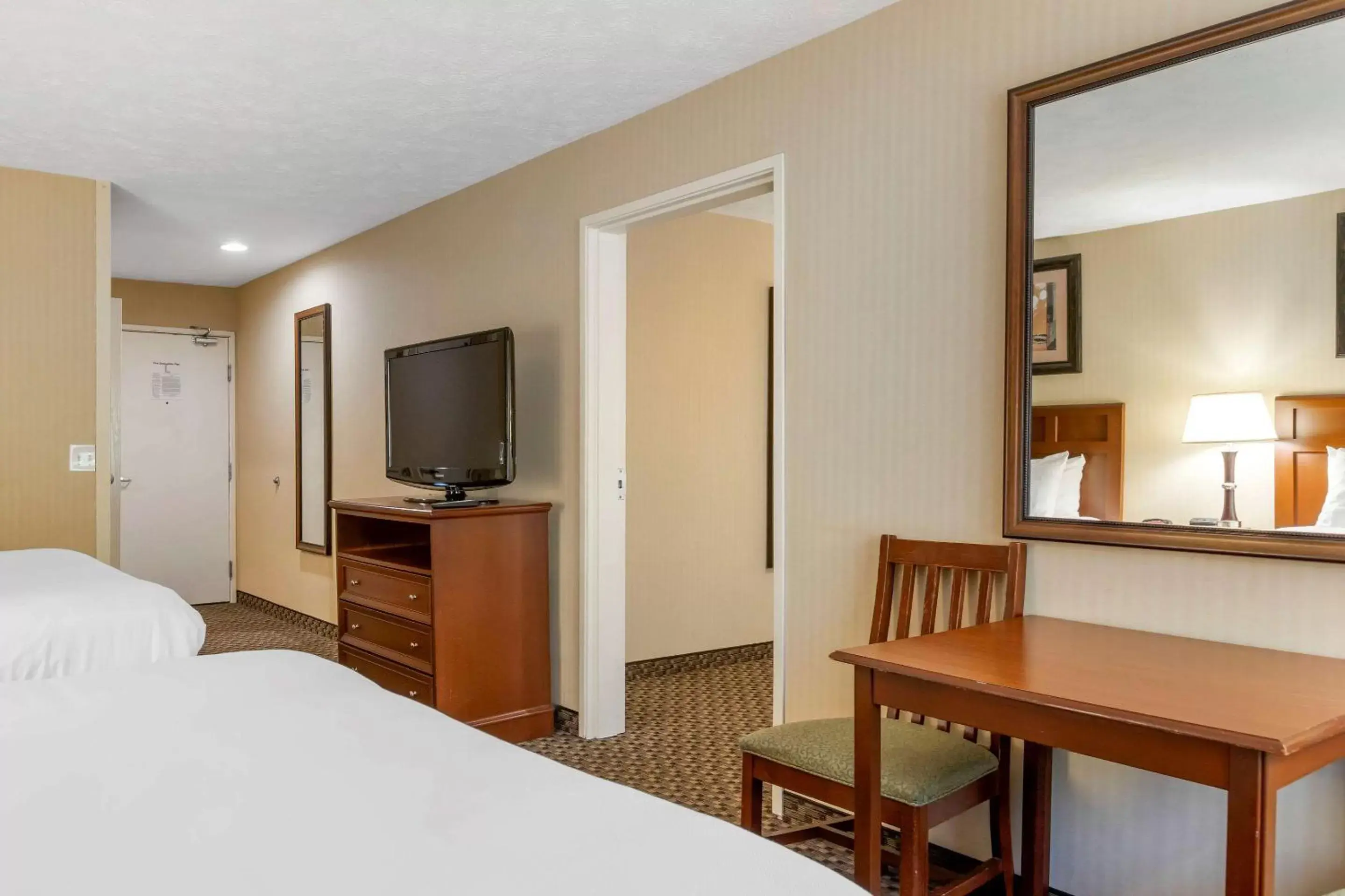 Photo of the whole room, TV/Entertainment Center in Comfort Inn Traverse City