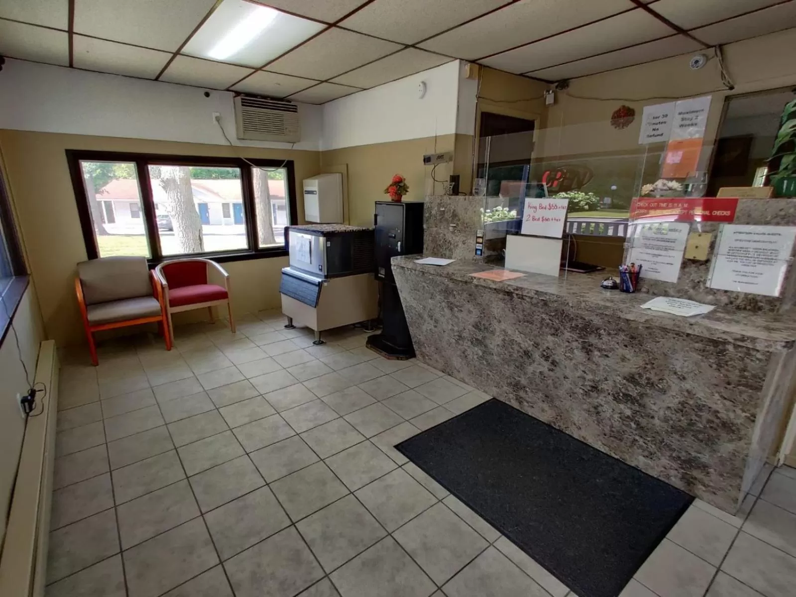 Lobby or reception in Pennswoods Inn