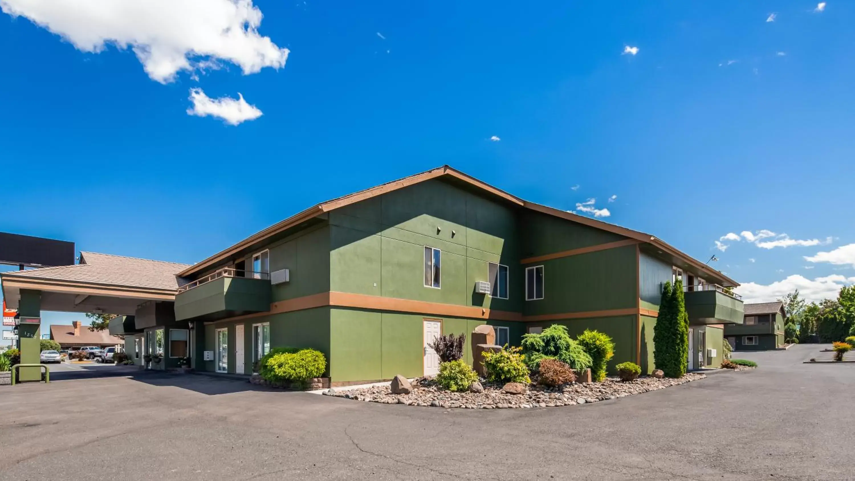 Facade/entrance, Property Building in RiverTree Inn & Suites