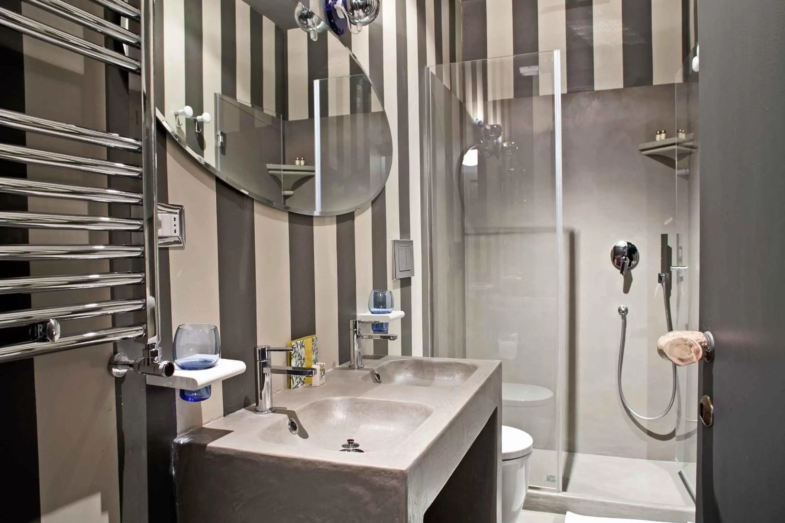 Bathroom in Porcellino Gallery Art Boutique BB