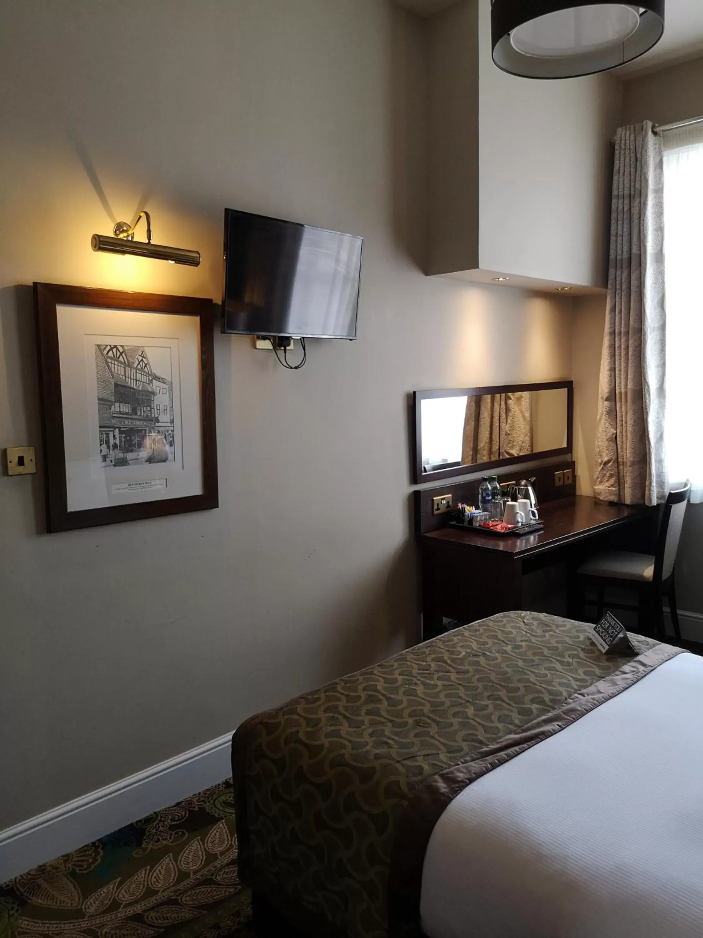 Bed, TV/Entertainment Center in The Kings Head Inn Wetherspoon