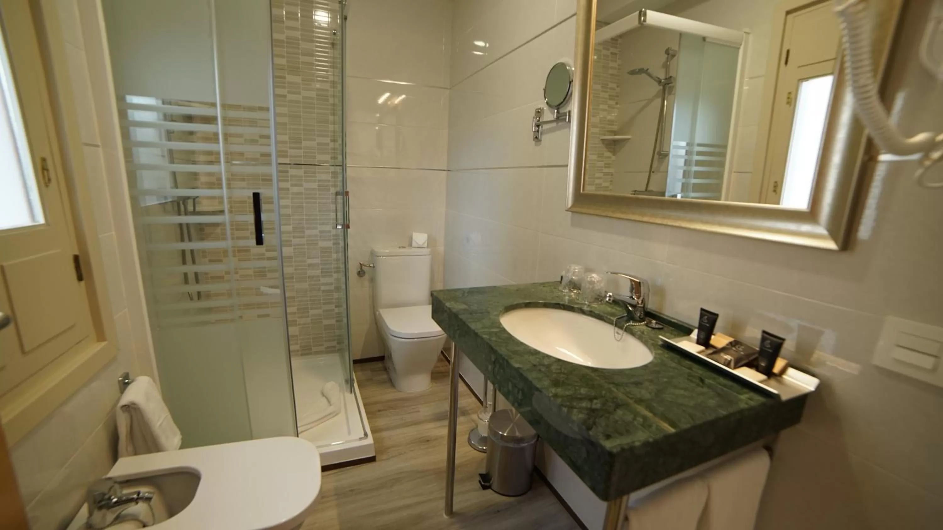 Bathroom in Hotel Infante Antequera