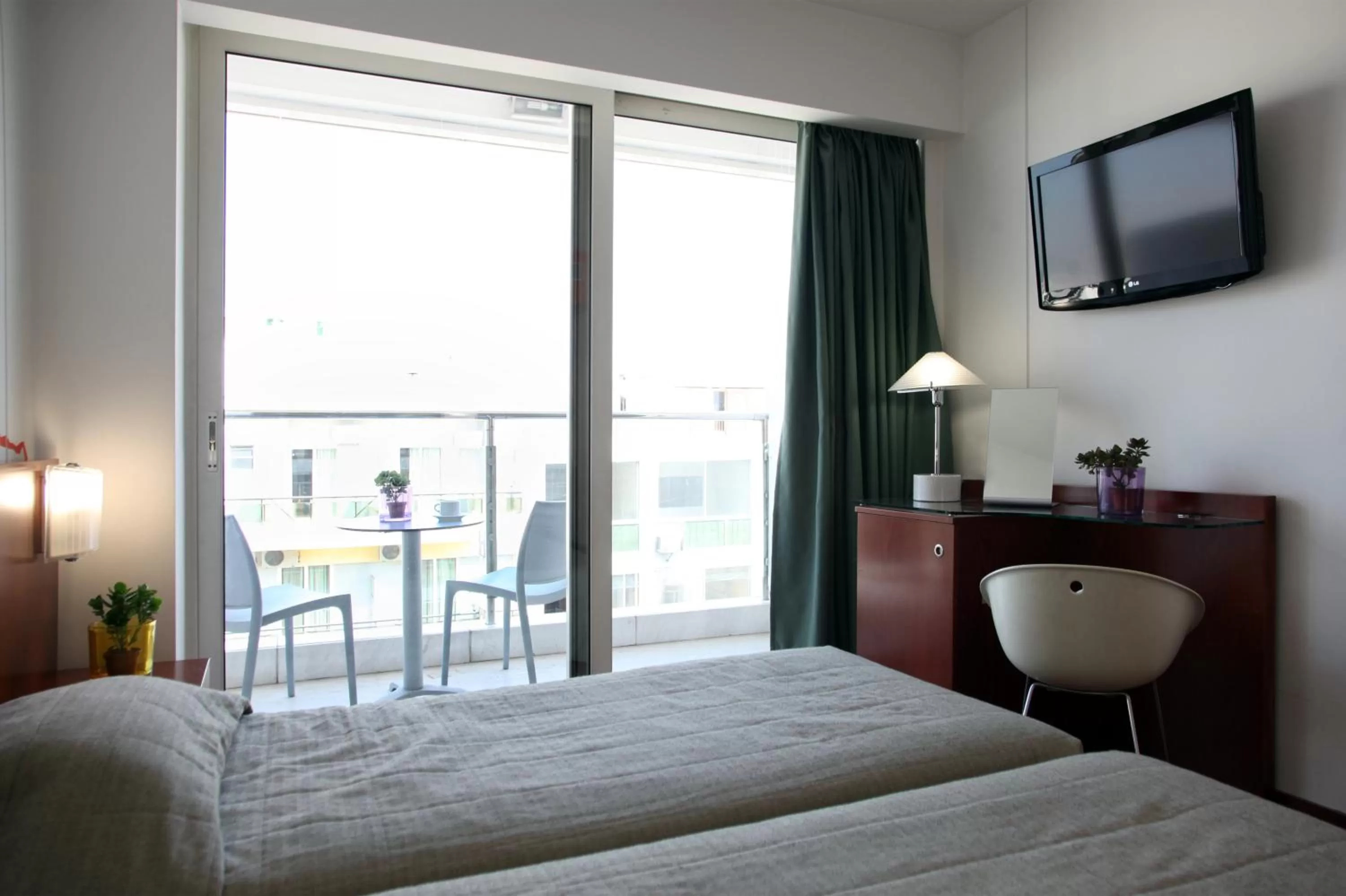 Toilet, Bed in Dorian Inn - Sure Hotel Collection by Best Western