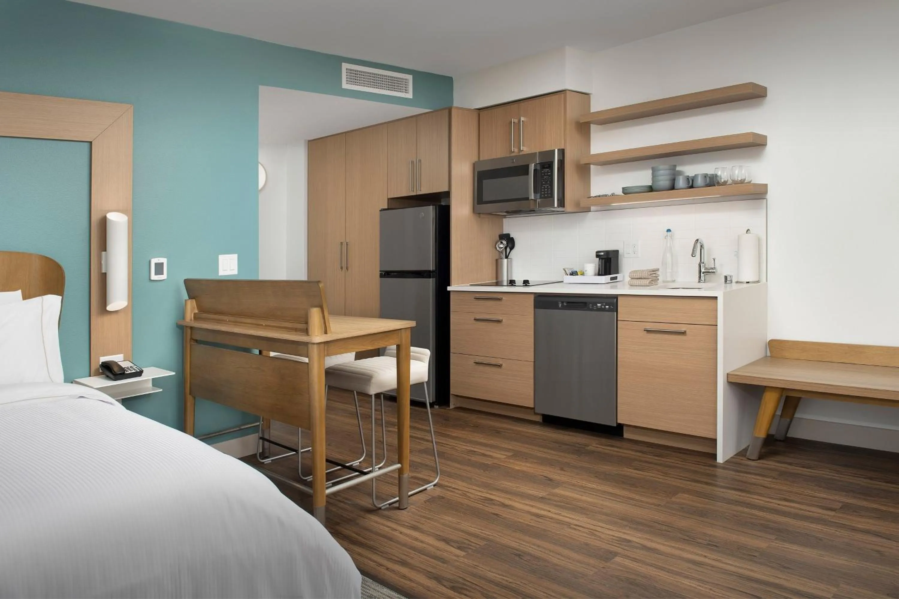 Kitchen or kitchenette, Bed in Element Portland Beaverton