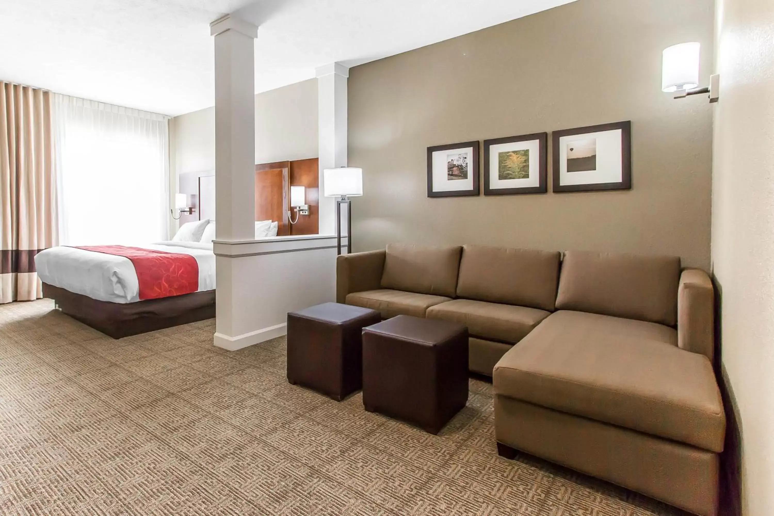 Photo of the whole room, Seating Area in Comfort Suites West Omaha