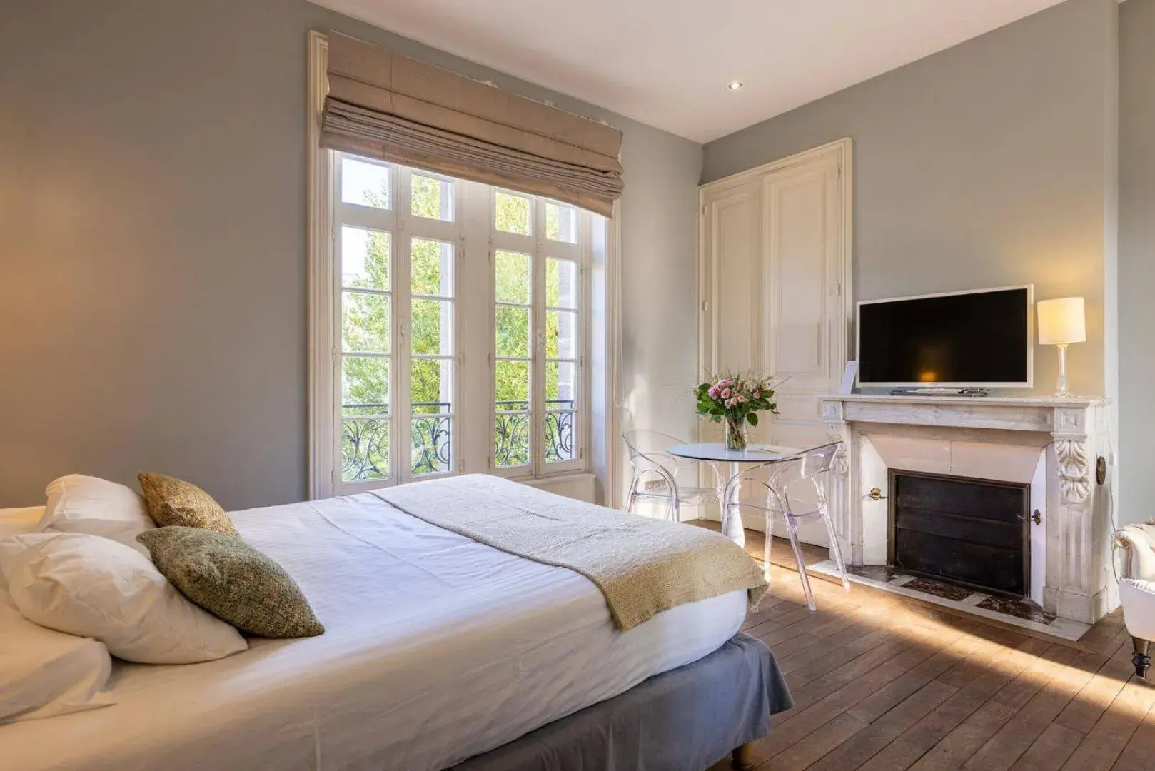 Bedroom, Bed in La Villa Beaupeyrat - Apparthôtels de charme dans bâtisse de caractère