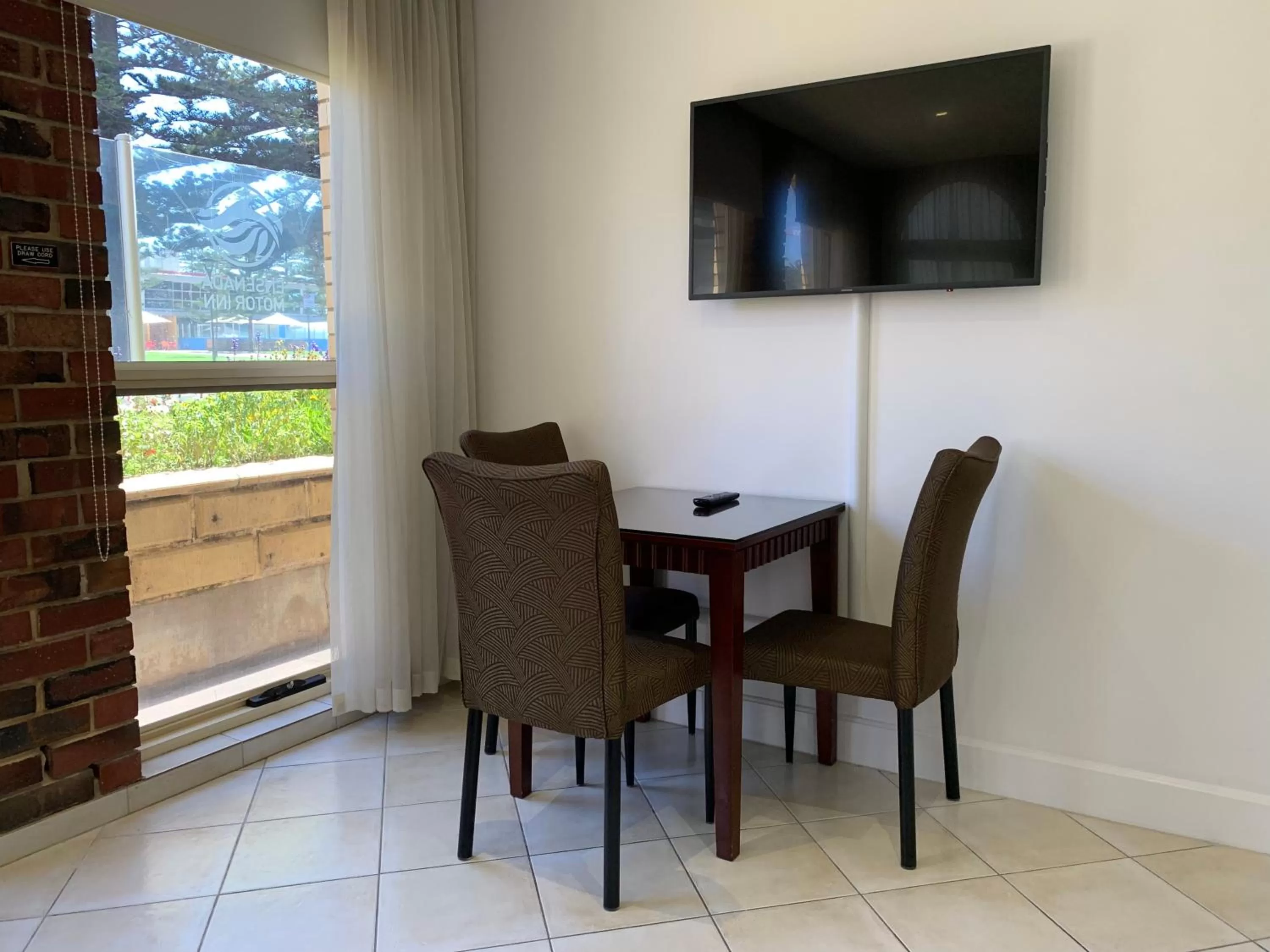 Dining area in Ensenada Motor Inn and Suites