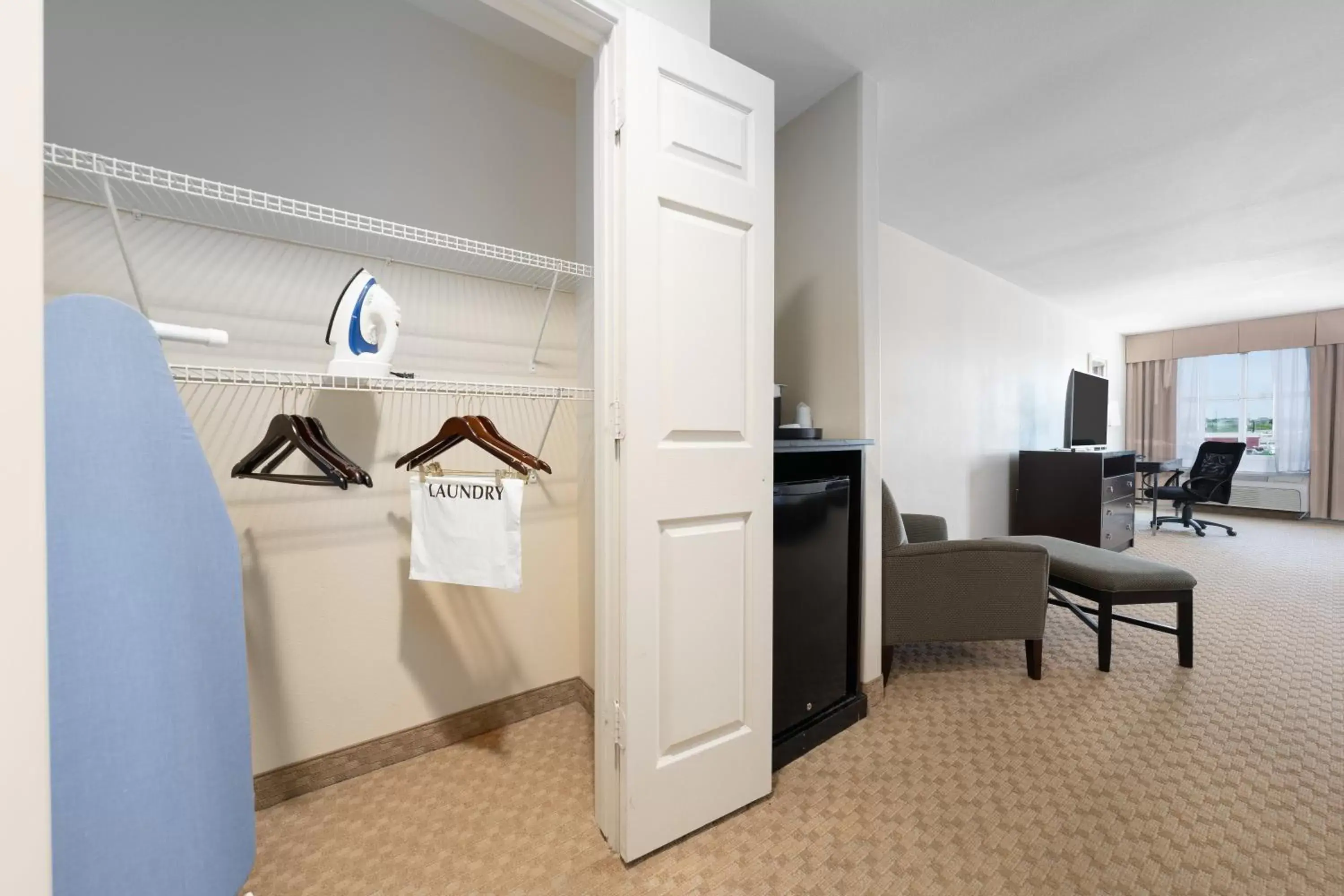 King Room with Roll-In Shower - Disability Access in Holiday Inn Temple - Belton, an IHG Hotel King Room with Roll-In Shower - Disability Access in Holiday Inn Temple - Belton, an IHG Hotel