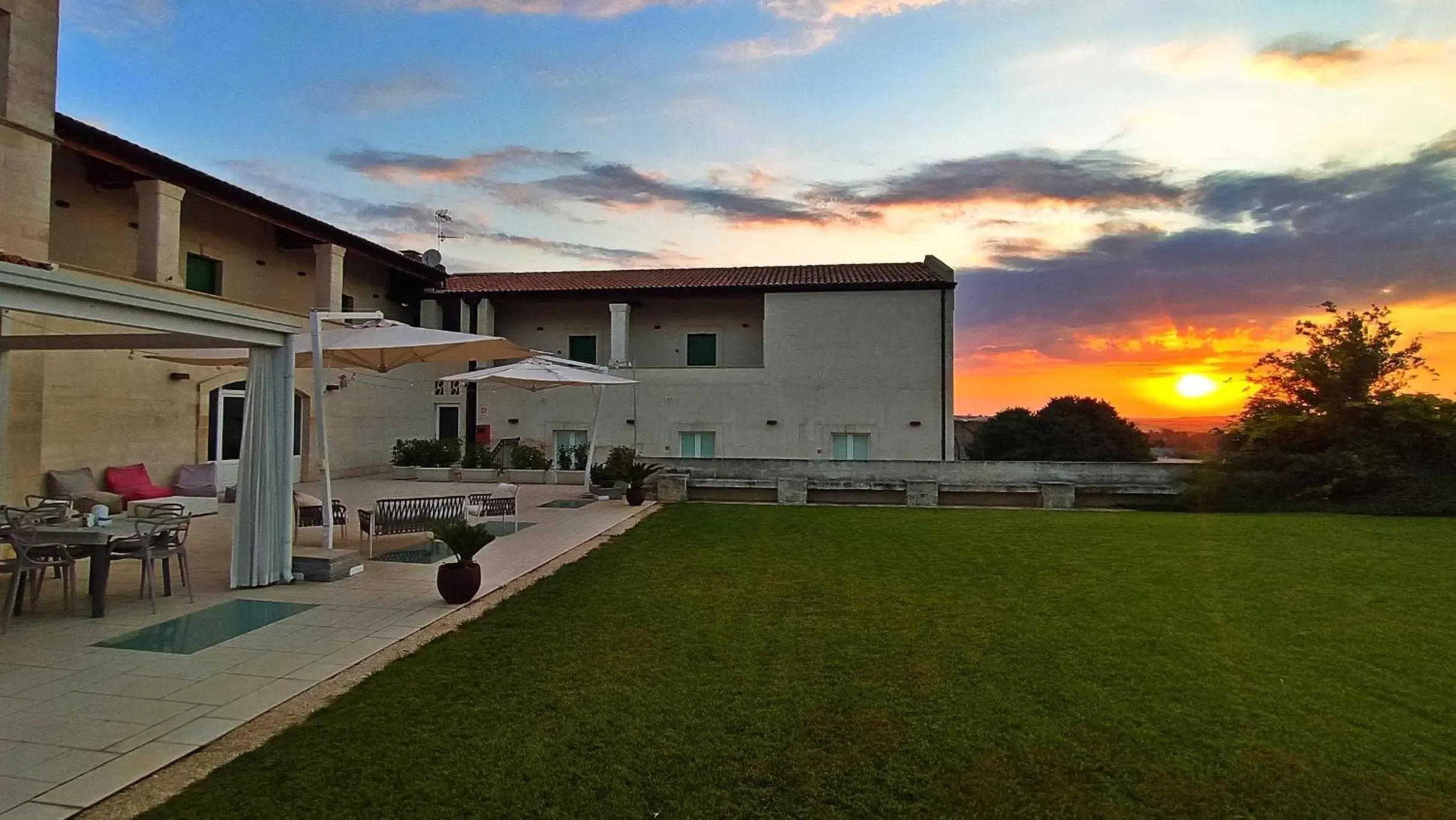 Garden view, Property Building in Hotel Cave Del Sole