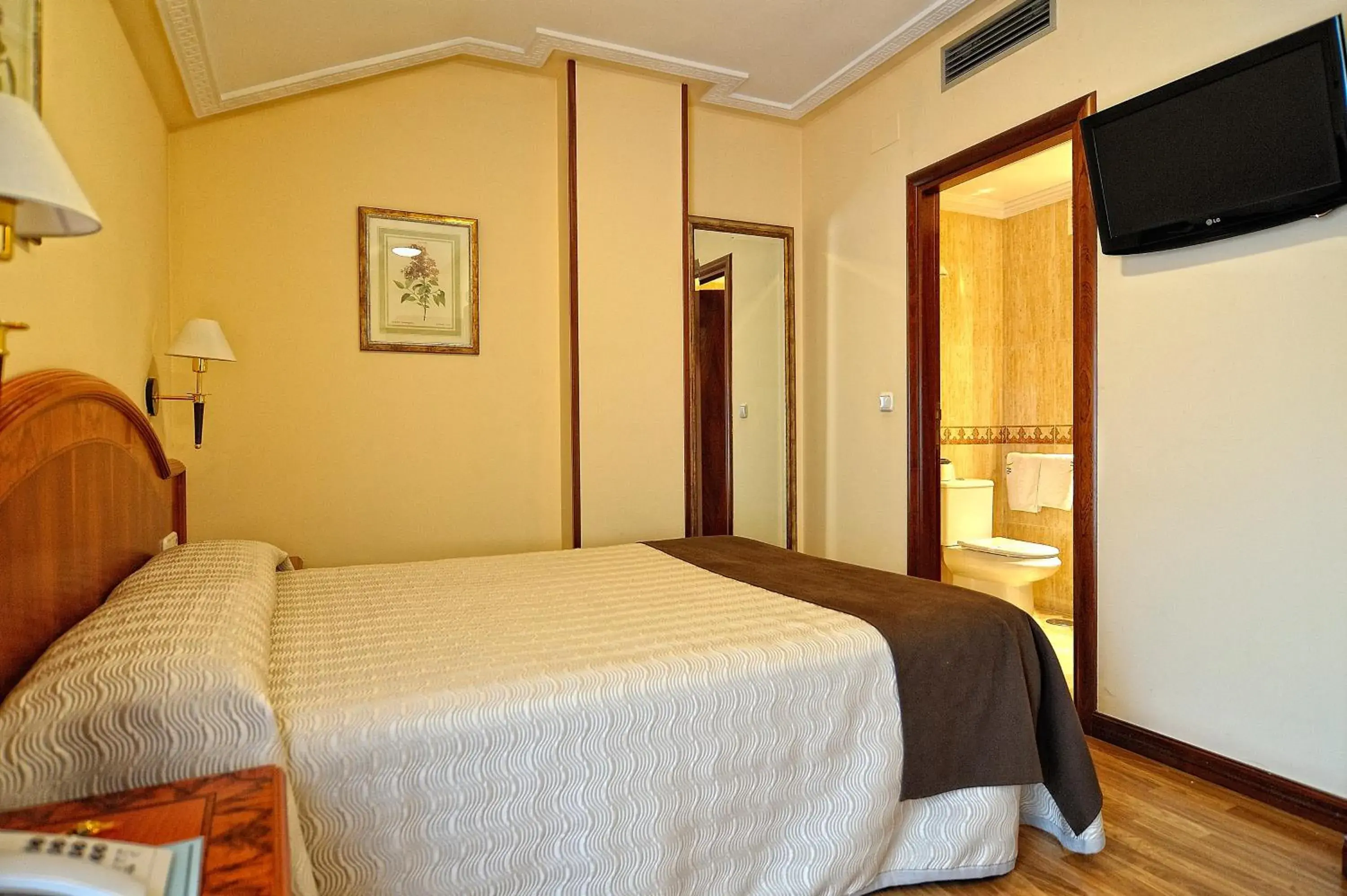 Lounge or bar, Bed in Hotel Alisi