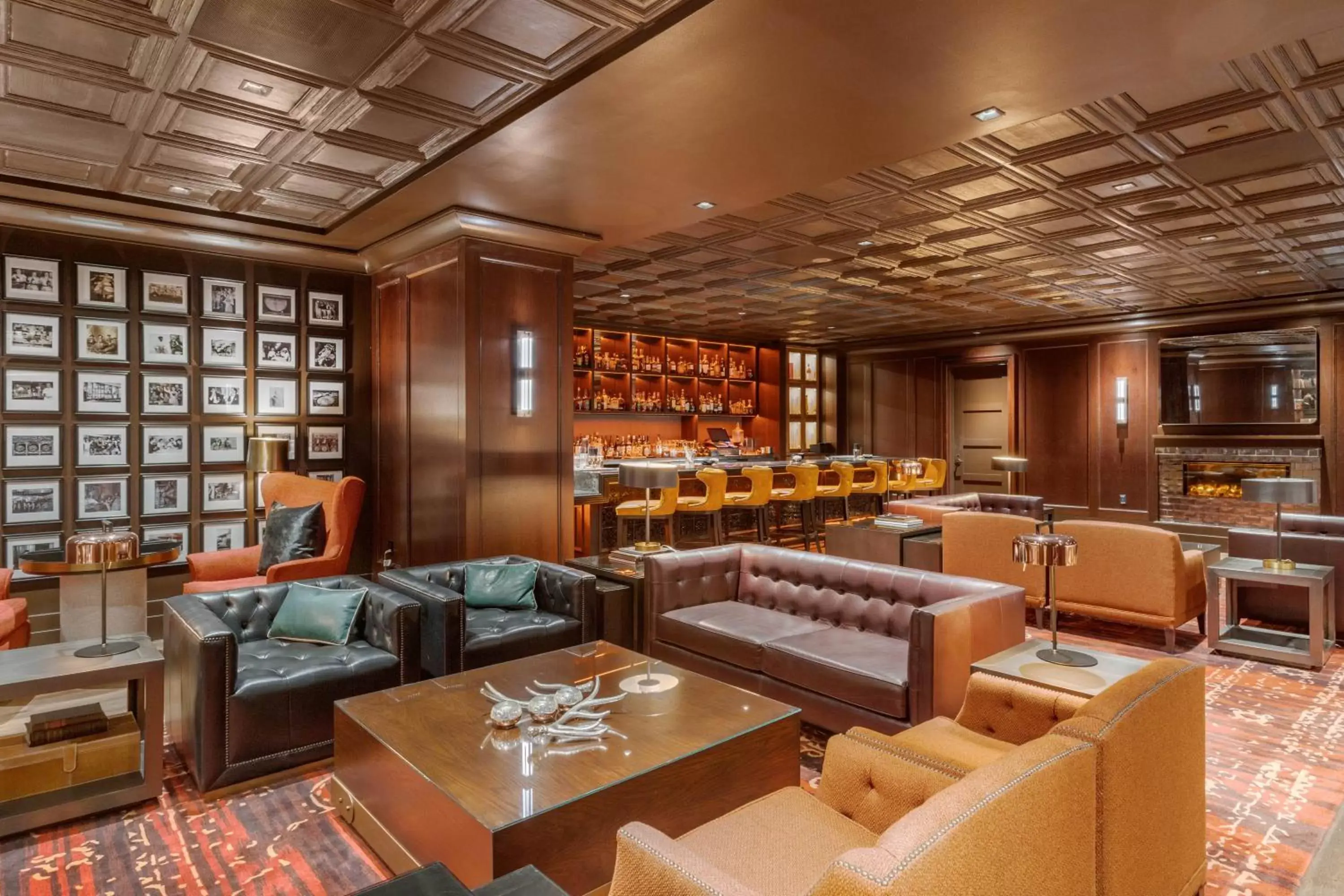 Lounge or bar in Omni Houston Hotel