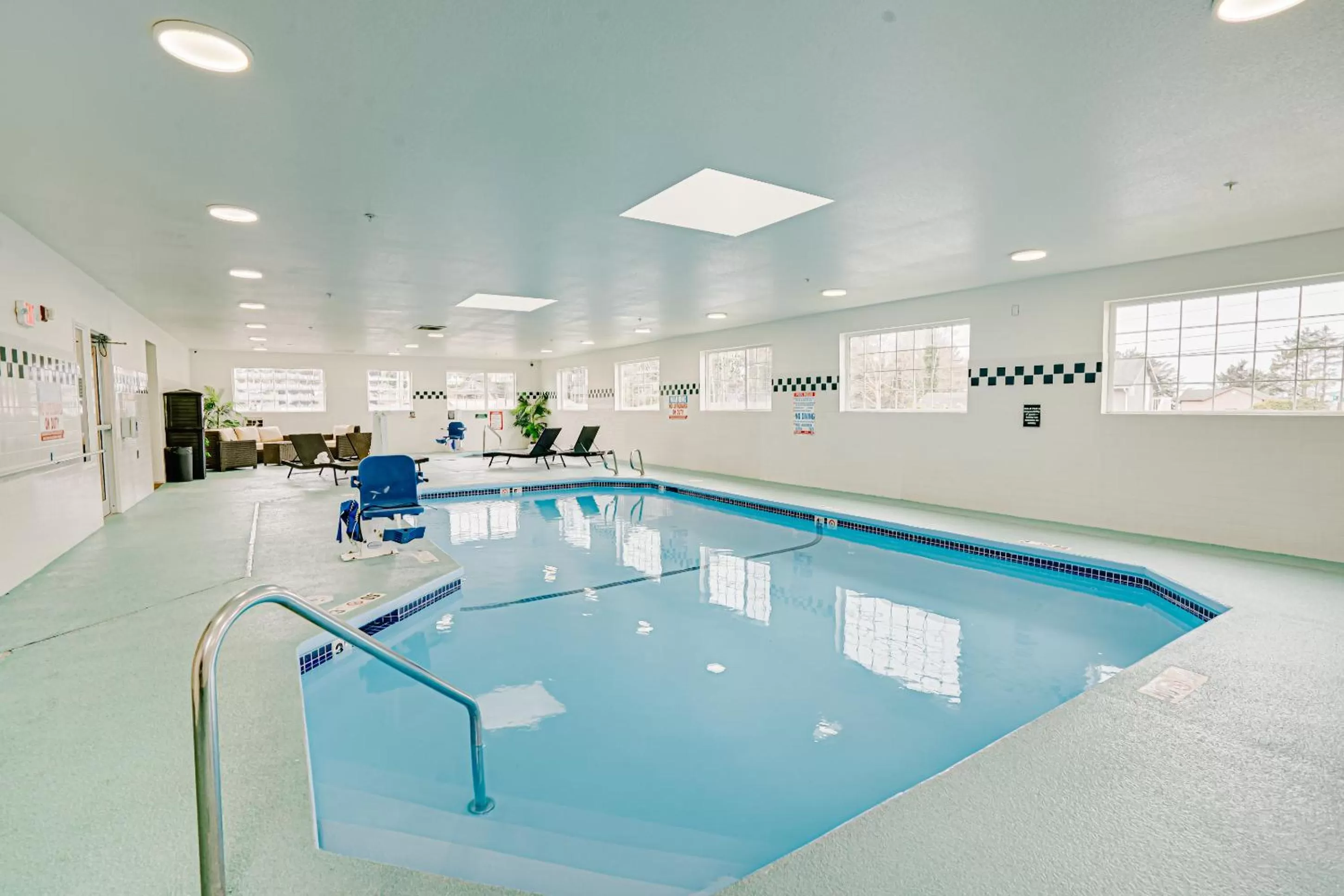 Swimming pool in The Ashley Inn & Suites