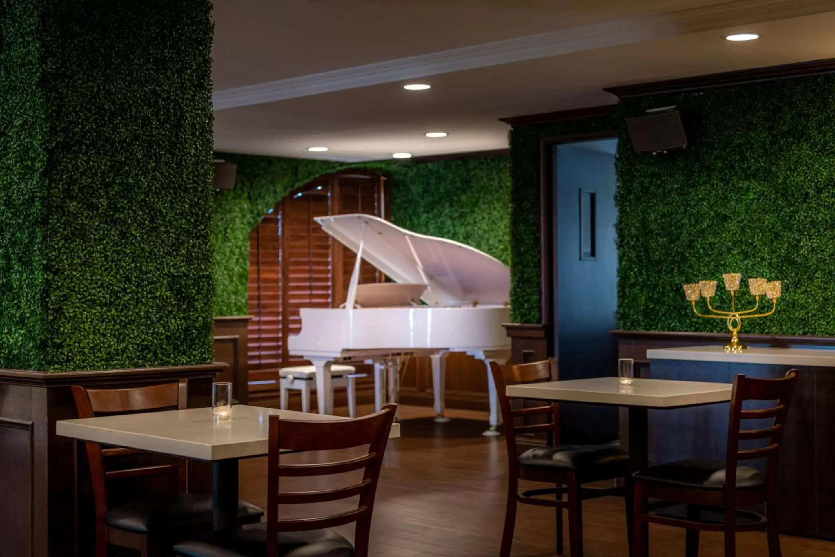 Lounge or bar, Restaurant/Places to Eat in The Volare, Ascend Hotel Collection