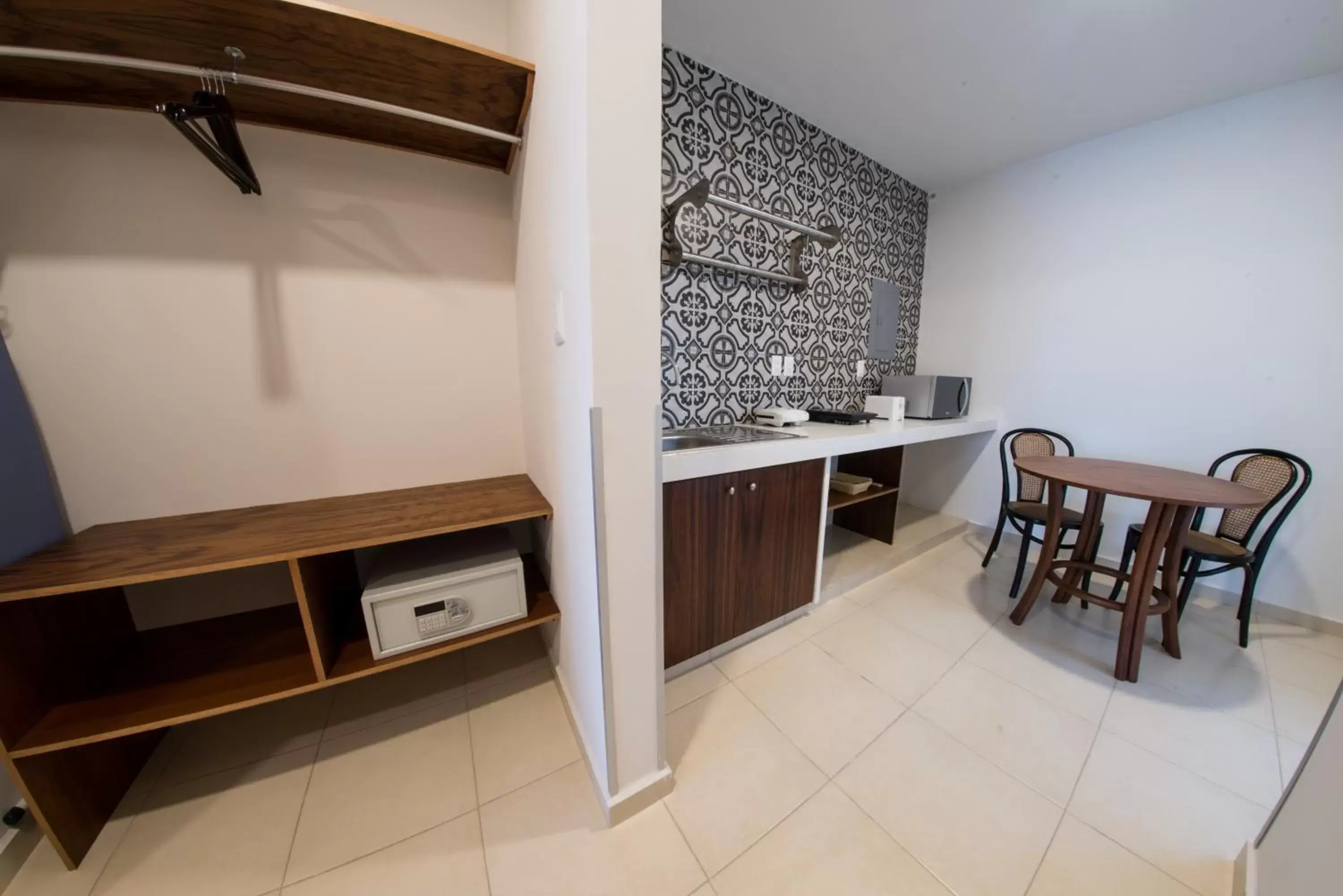 Kitchen or kitchenette, Dining Area in Hotel Clipperton