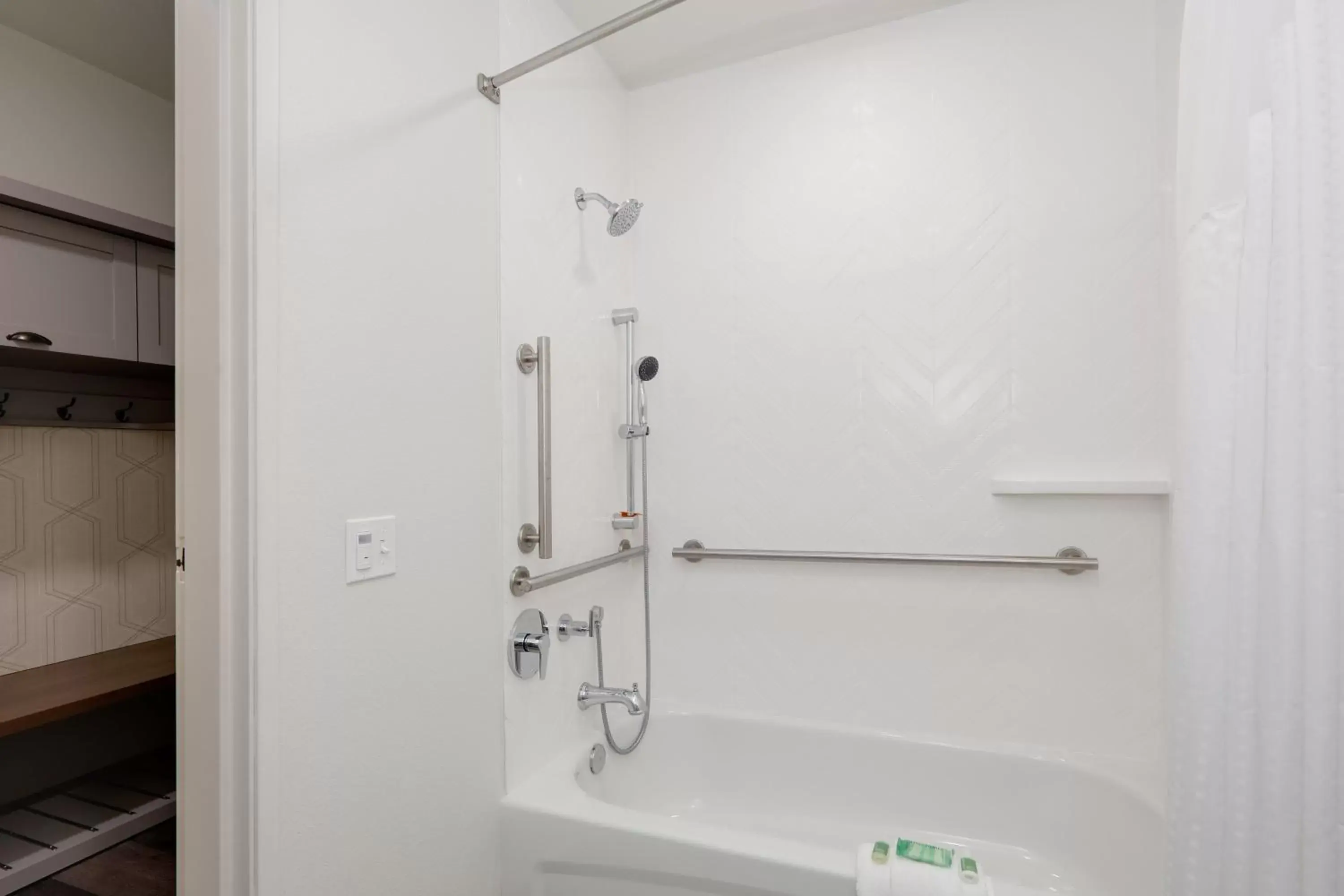 Twin Room - Mobility Access with Bath Tub in Holiday Inn Twin Falls, an IHG Hotel Twin Room - Mobility Access with Bath Tub in Holiday Inn Twin Falls, an IHG Hotel