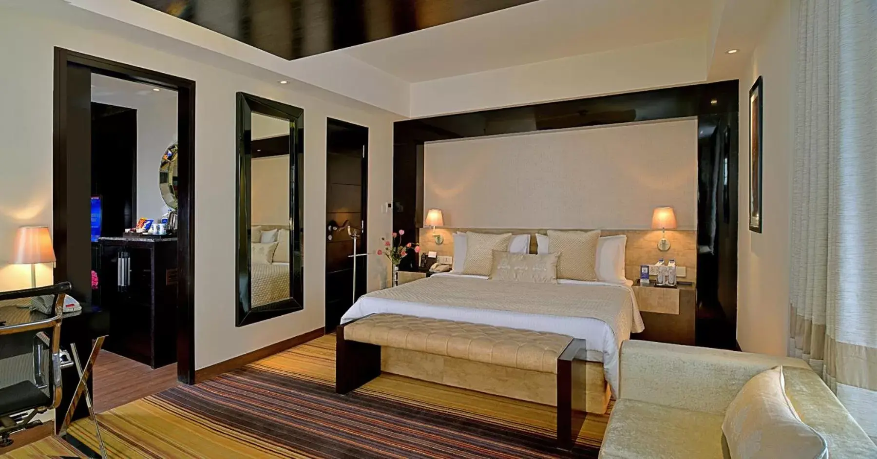 Living room, Bed in Fortune District Centre, Ghaziabad - Member ITC's Hotel Group