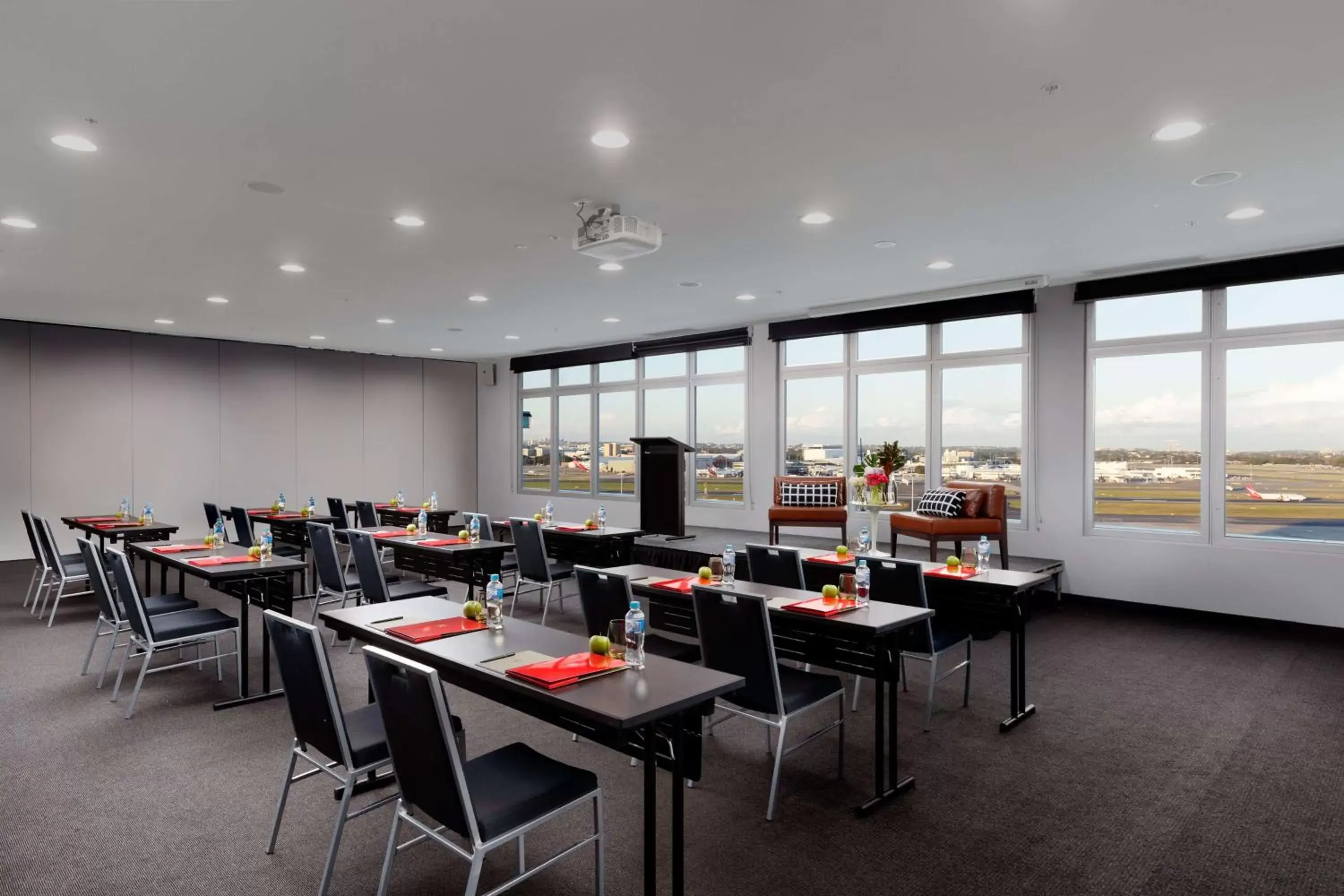 Meeting/conference room, Restaurant/Places to Eat in Rydges Sydney Airport Hotel