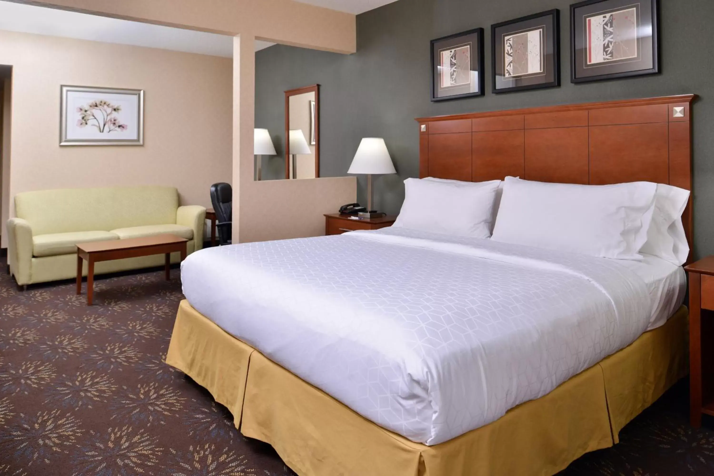 Photo of the whole room, Bed in Holiday Inn Express Hotel & Suites West Chester, an IHG Hotel