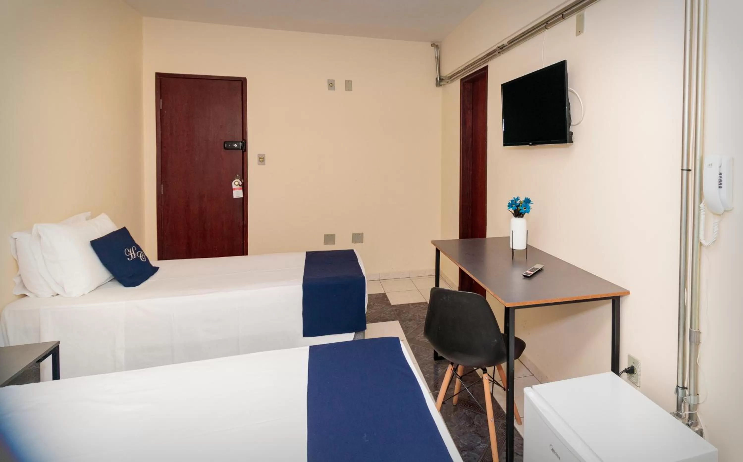 Bedroom, TV/Entertainment Center in Hotel Cruz Divinópolis - By UP Hotel