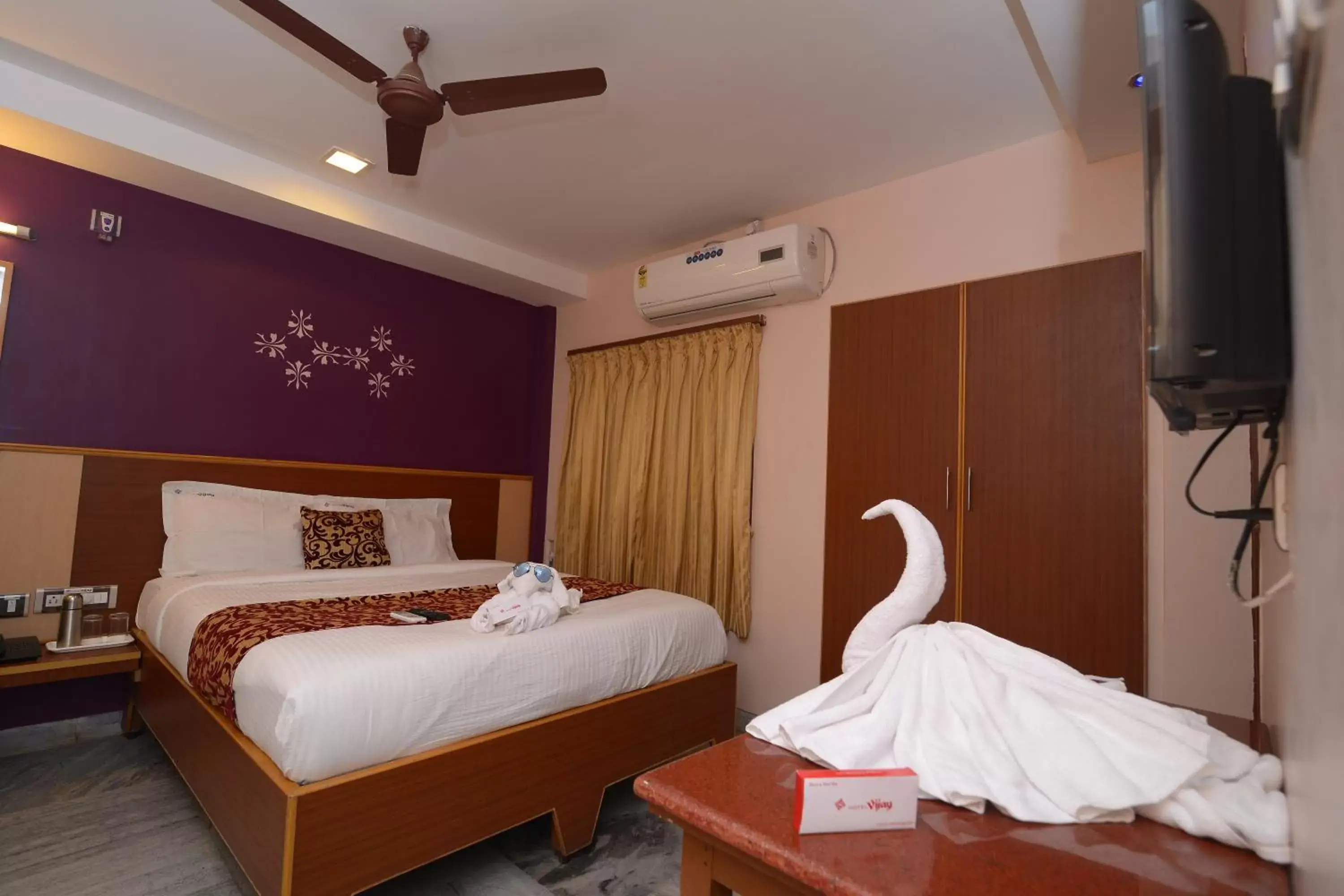 cot, Bed in Hotel Vijay