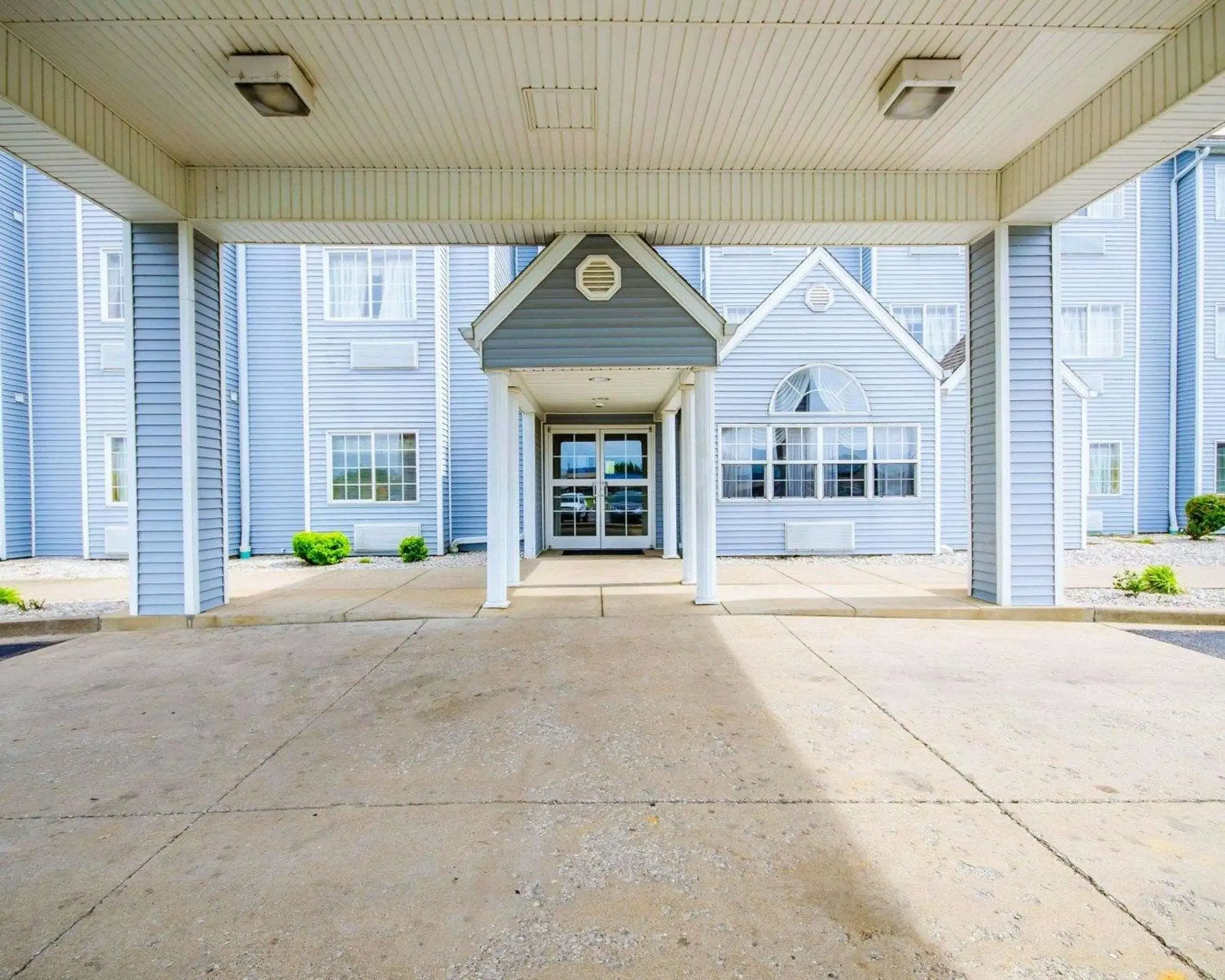 Property building in Econo Lodge Inn & Suites Evansville