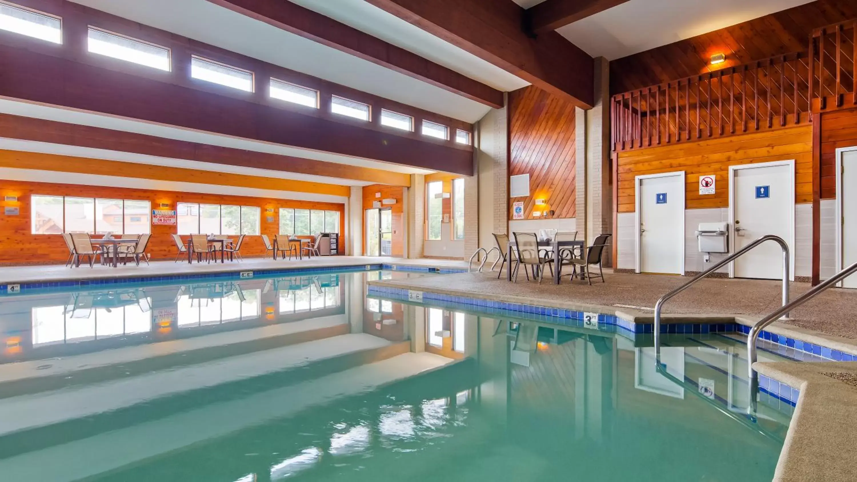 Hot Tub, Swimming Pool in Best Western Ambassador Inn & Suites