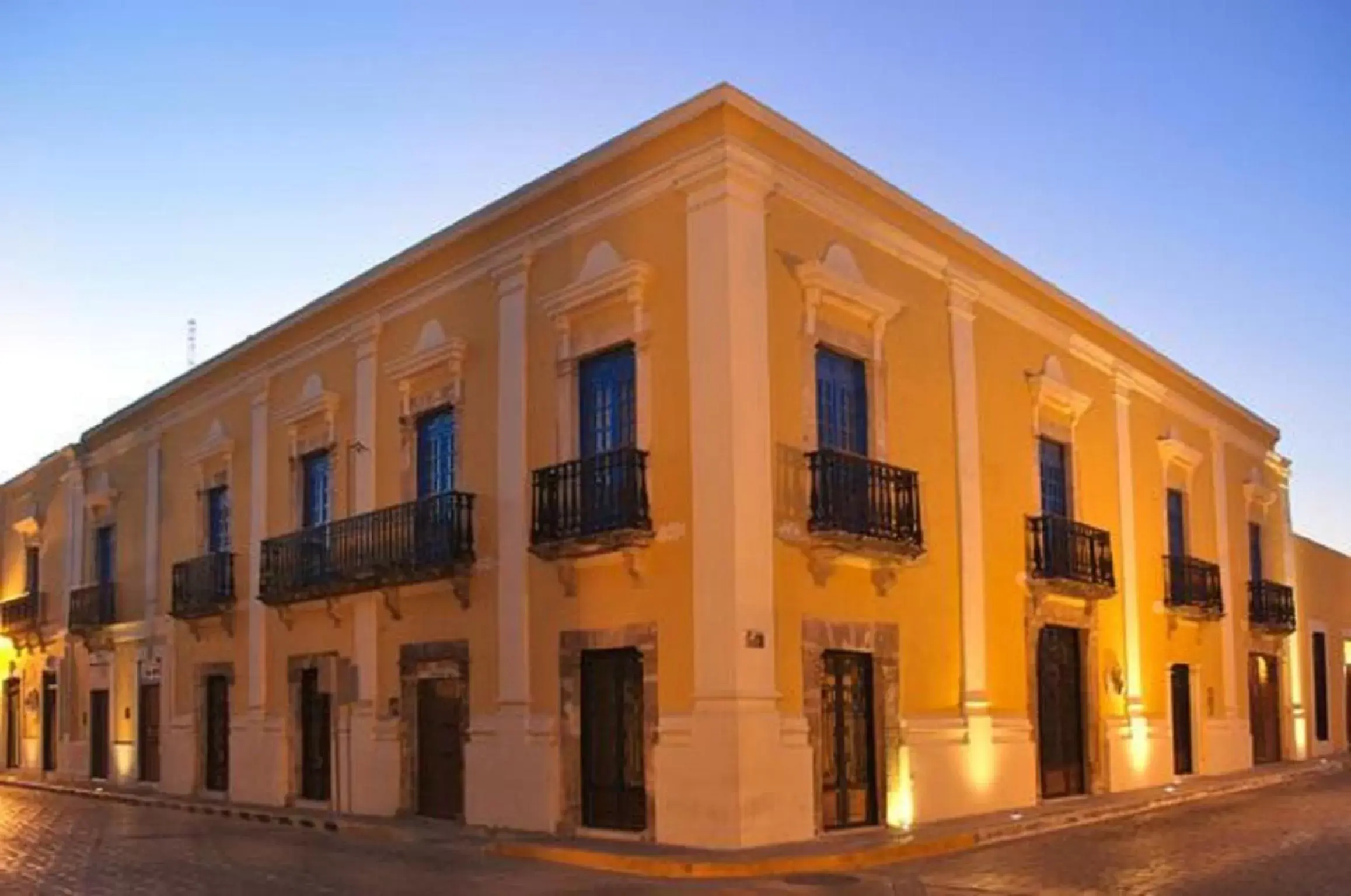 Facade/entrance, Property Building in Hotel Plaza Colonial