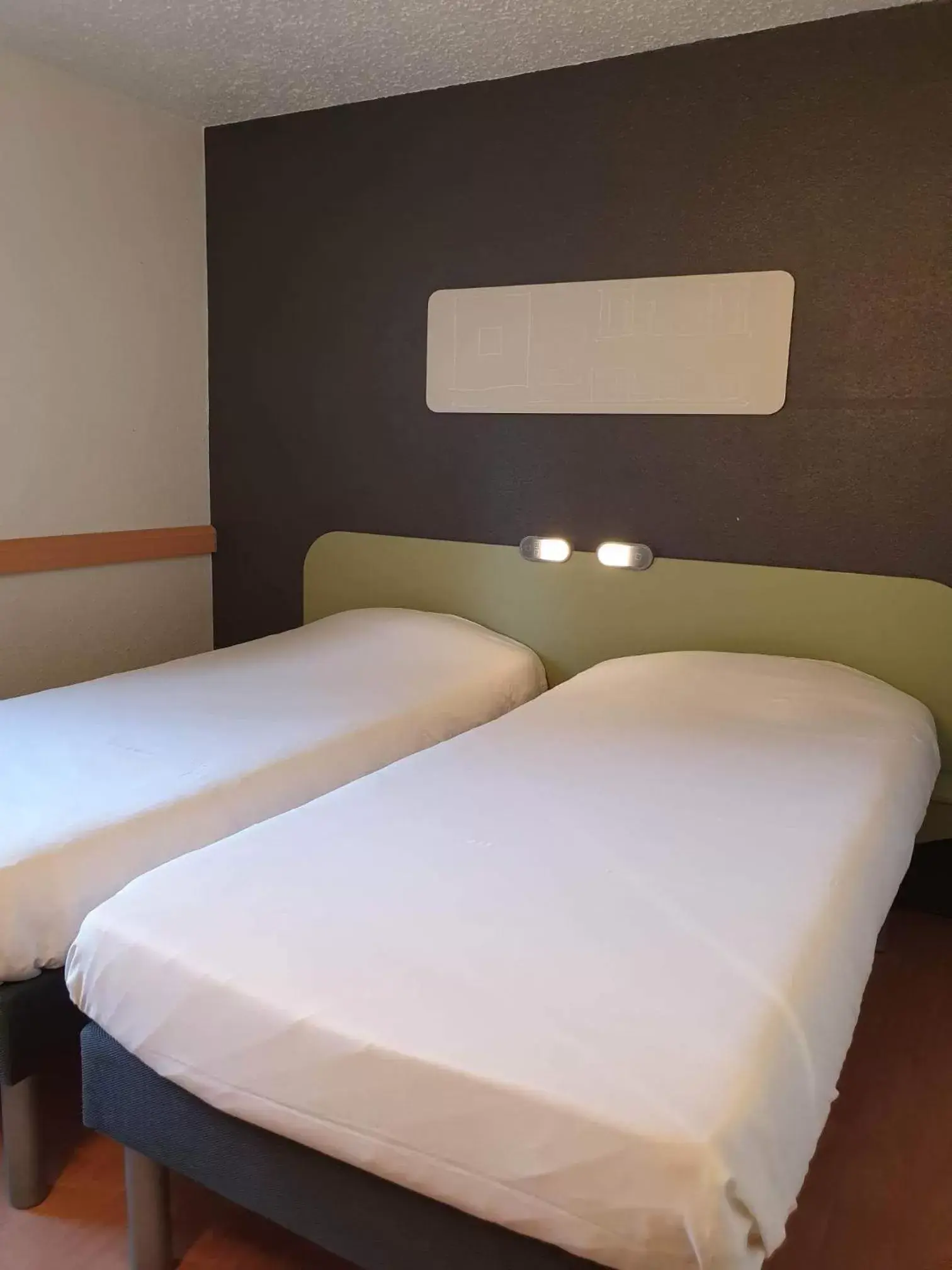 Bedroom, Bed in Cit'hotel Design Booking Evry Saint-Germain-lès-Corbeil Sénart
