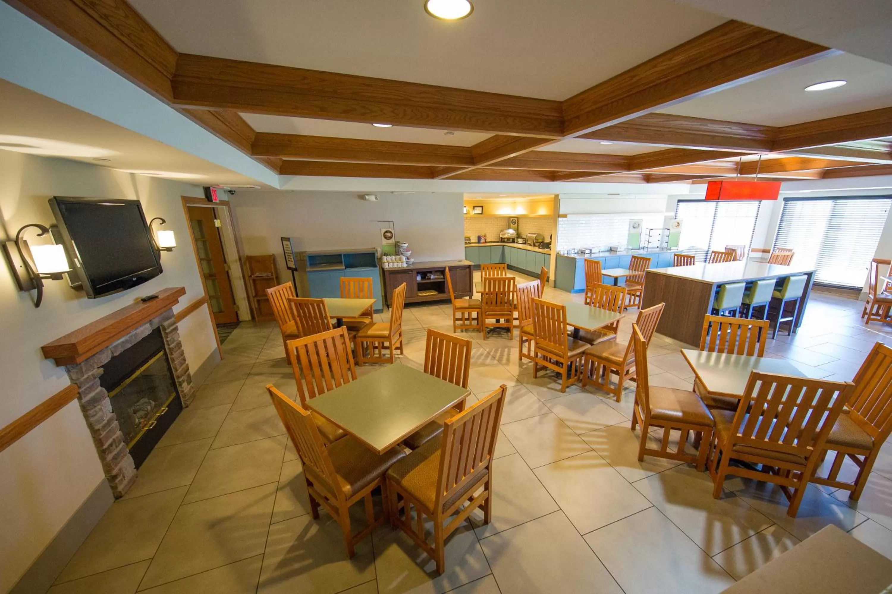 Dining area in Country Inn & Suites by Radisson, Portage, IN