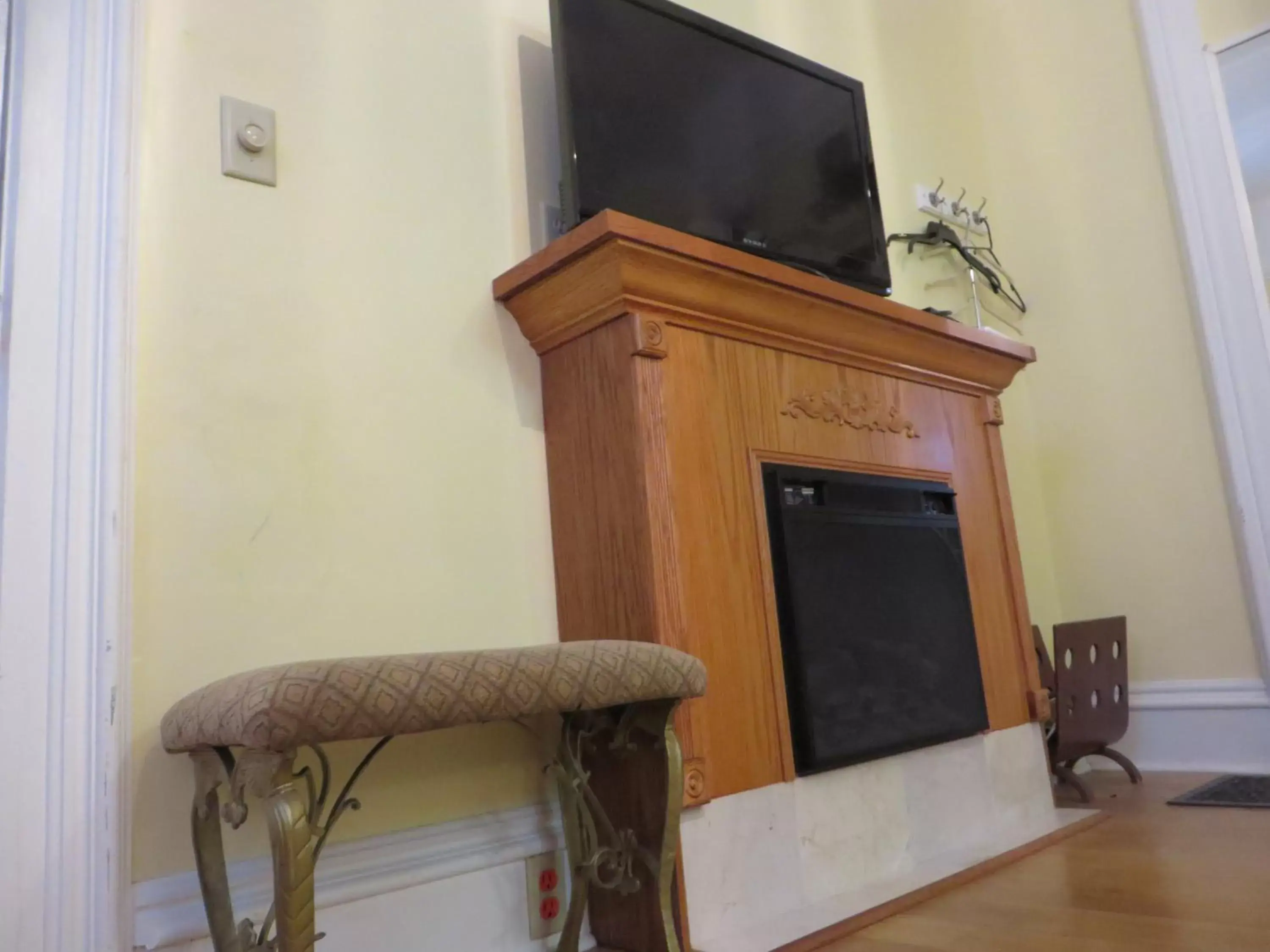 Living room, TV/Entertainment Center in Historic Sion Bass Guest House
