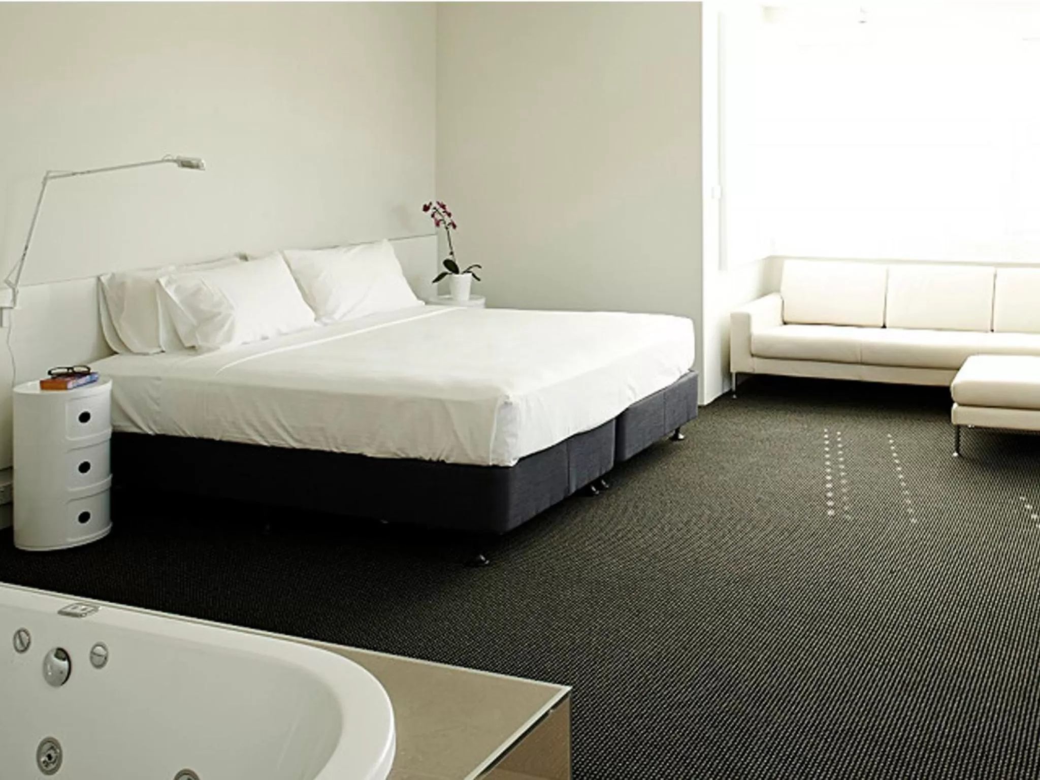 Hot Tub, Bed in The Horatio Motel Mudgee