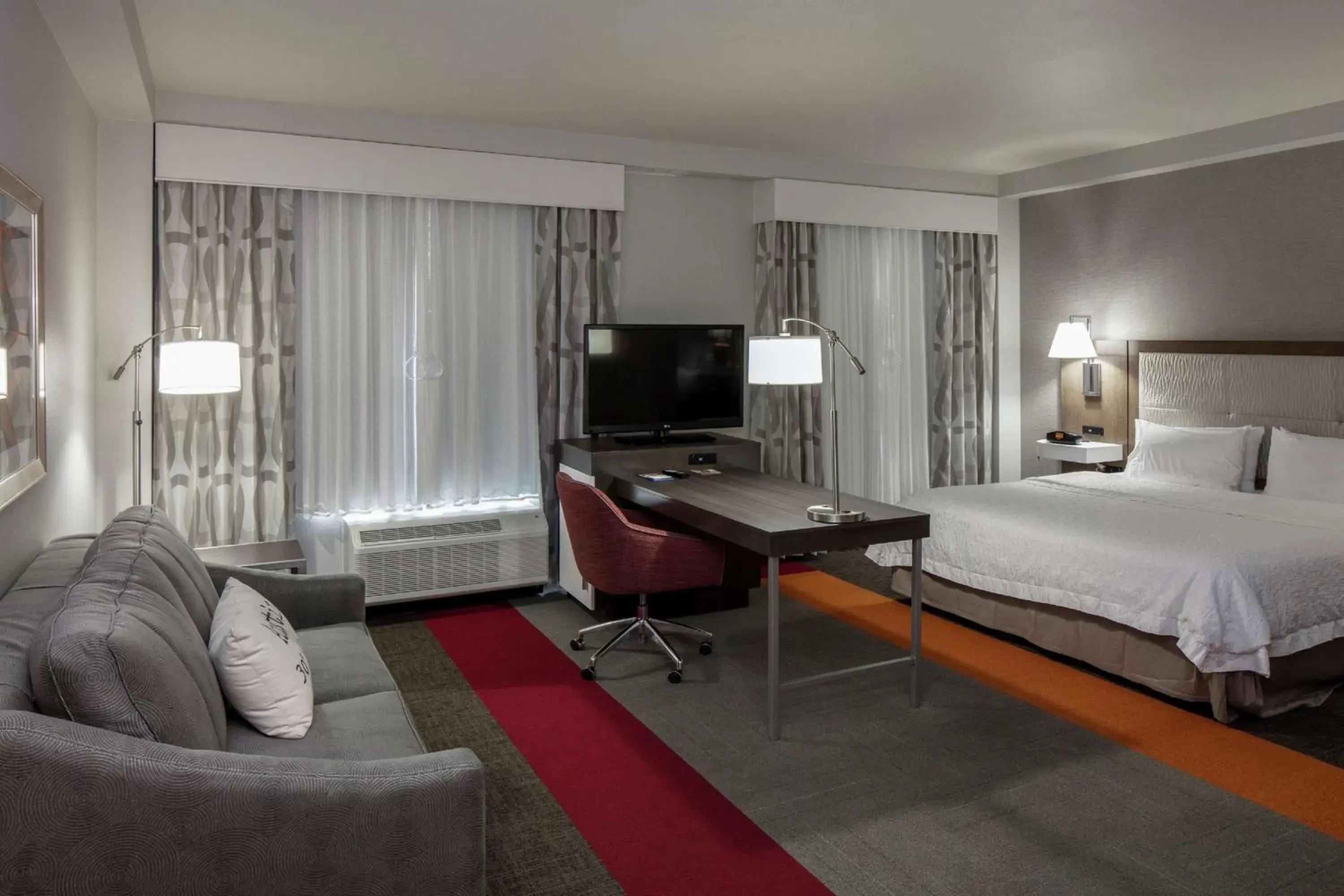 Bedroom, TV/Entertainment Center in Hampton Inn & Suites Austin Cedar Park-Lakeline
