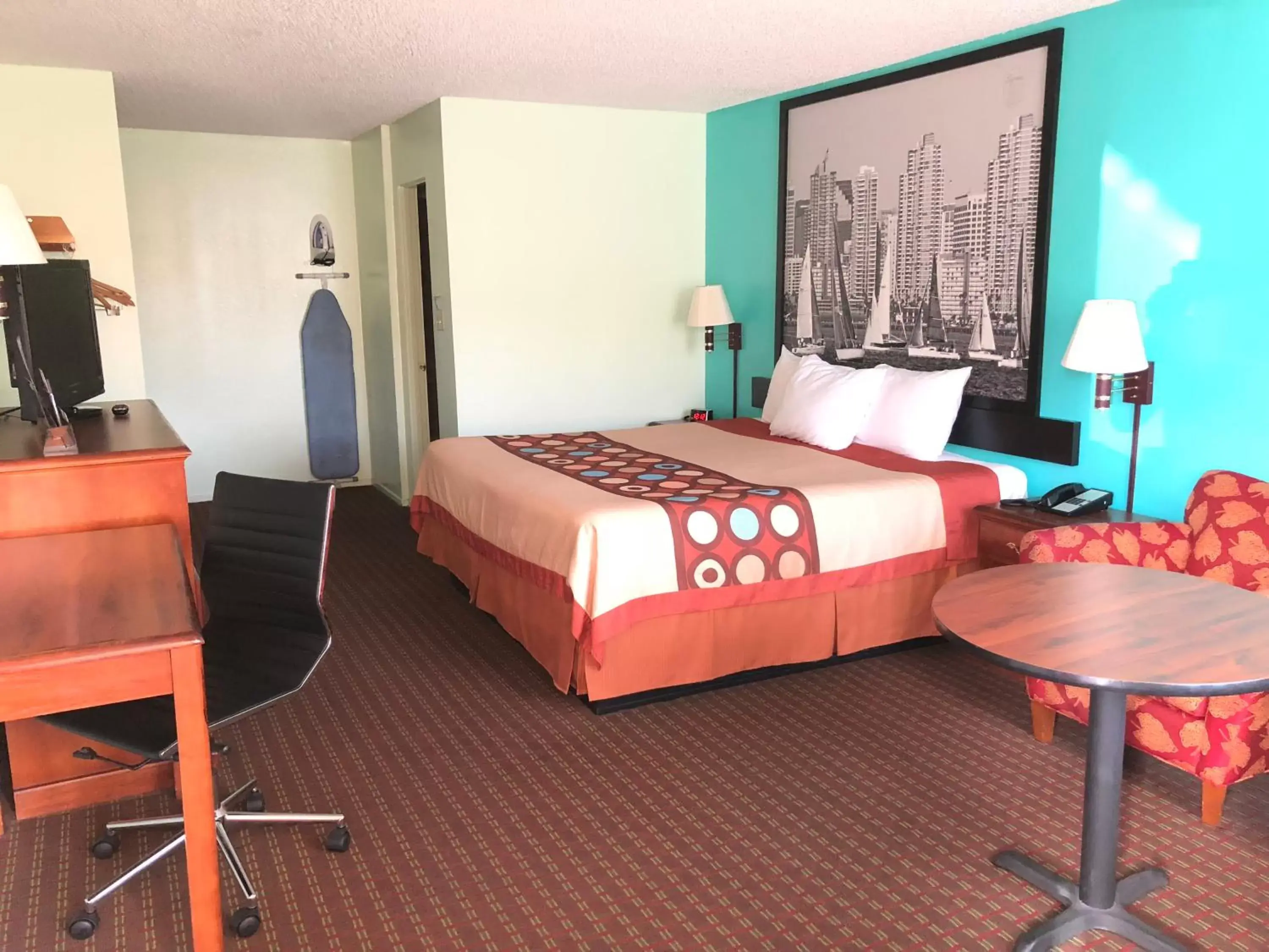 Photo of the whole room, Bed in Super 8 by Wyndham Yreka