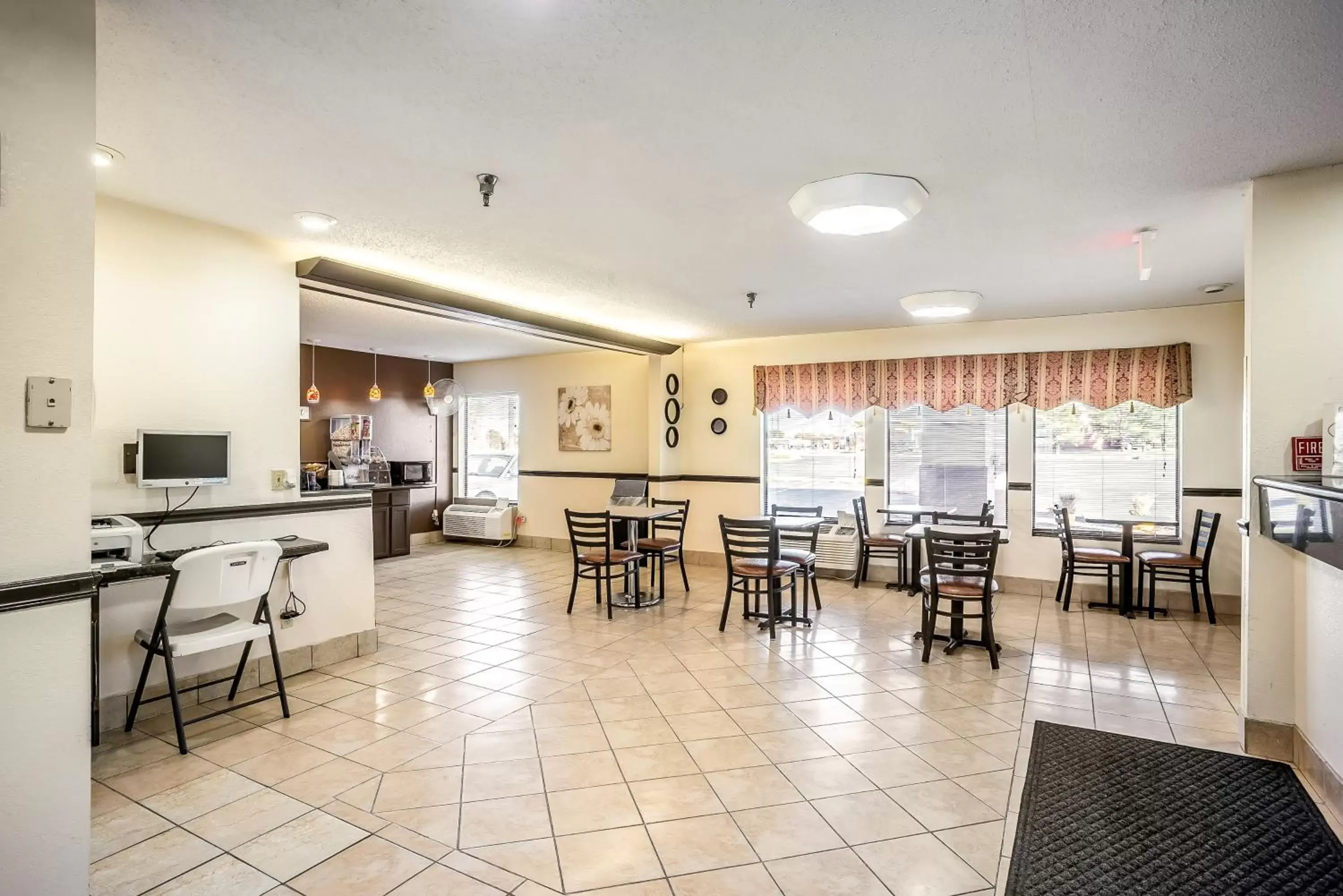 Communal lounge/ TV room, Restaurant/Places to Eat in Americas Best Value Inn-Galesburg