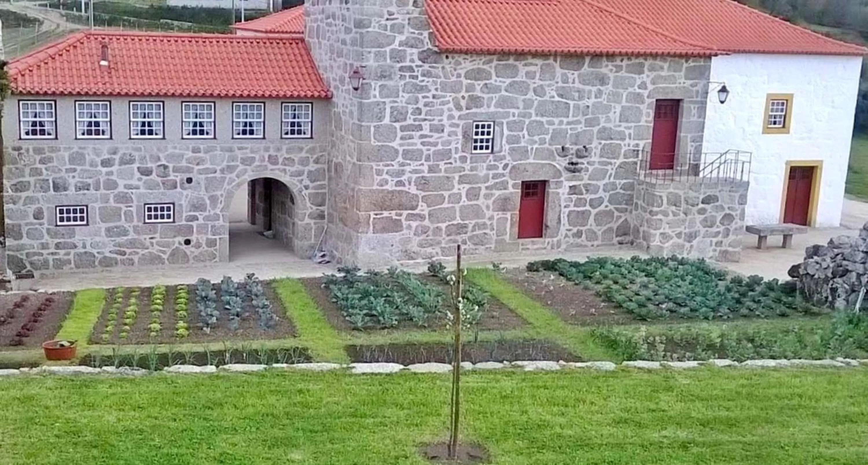Facade/entrance in Casa da Portela de Sampriz