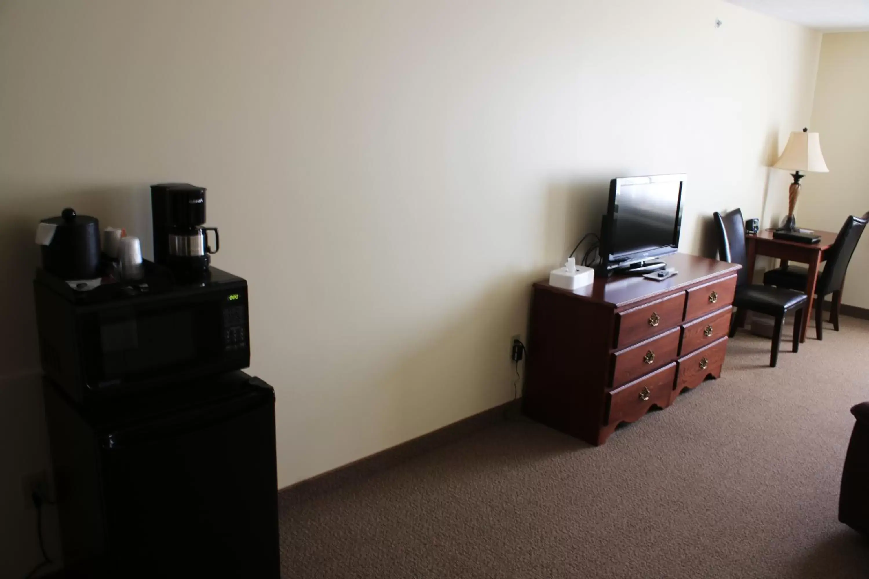 Coffee/tea facilities, TV/Entertainment Center in The Edgewood Hotel and Suites
