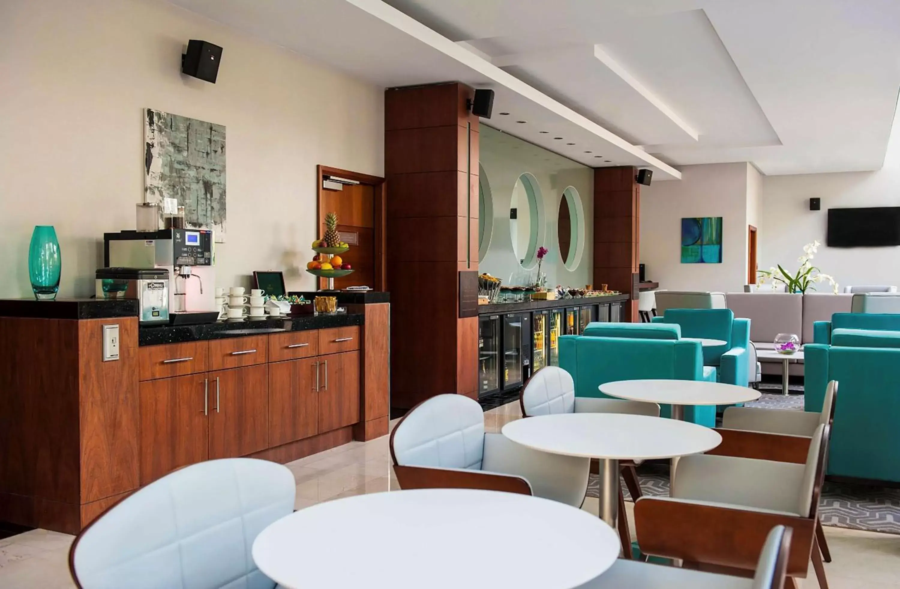 Lounge or bar, Restaurant/Places to Eat in Hilton Warsaw City Hotel
