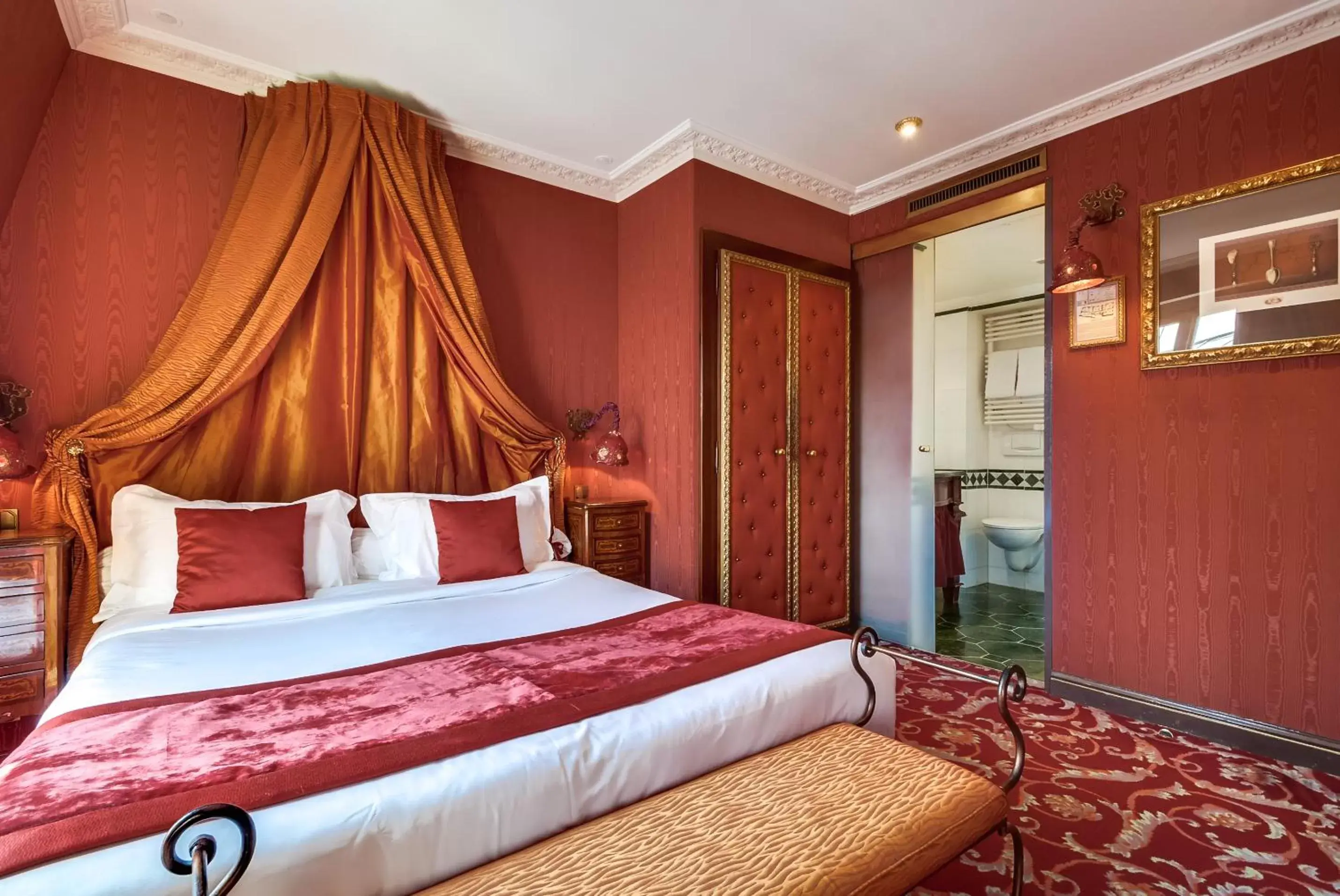 Bed, Room Photo in Villa Royale
