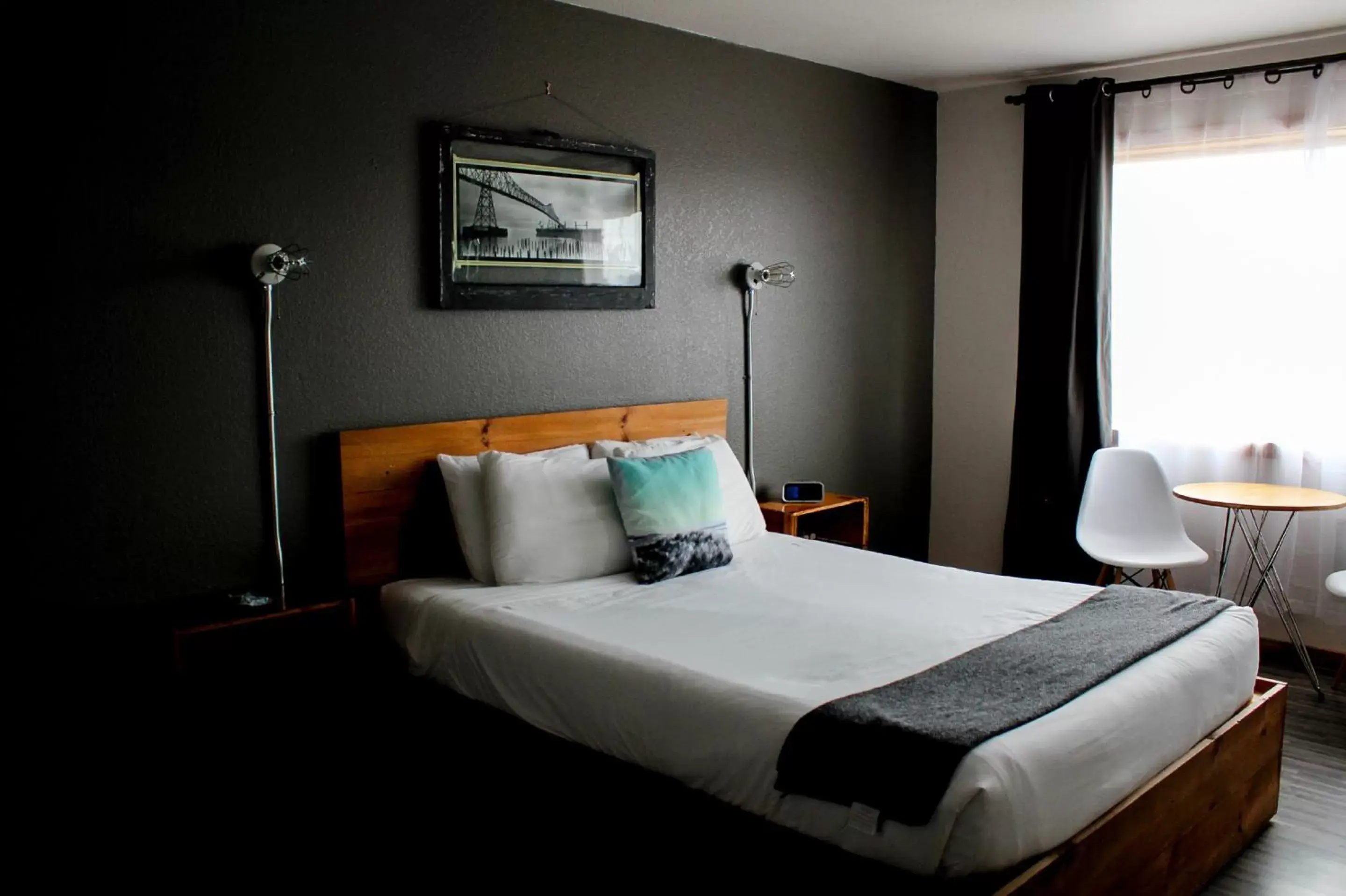 Photo of the whole room, Bed in Adrift Hotel