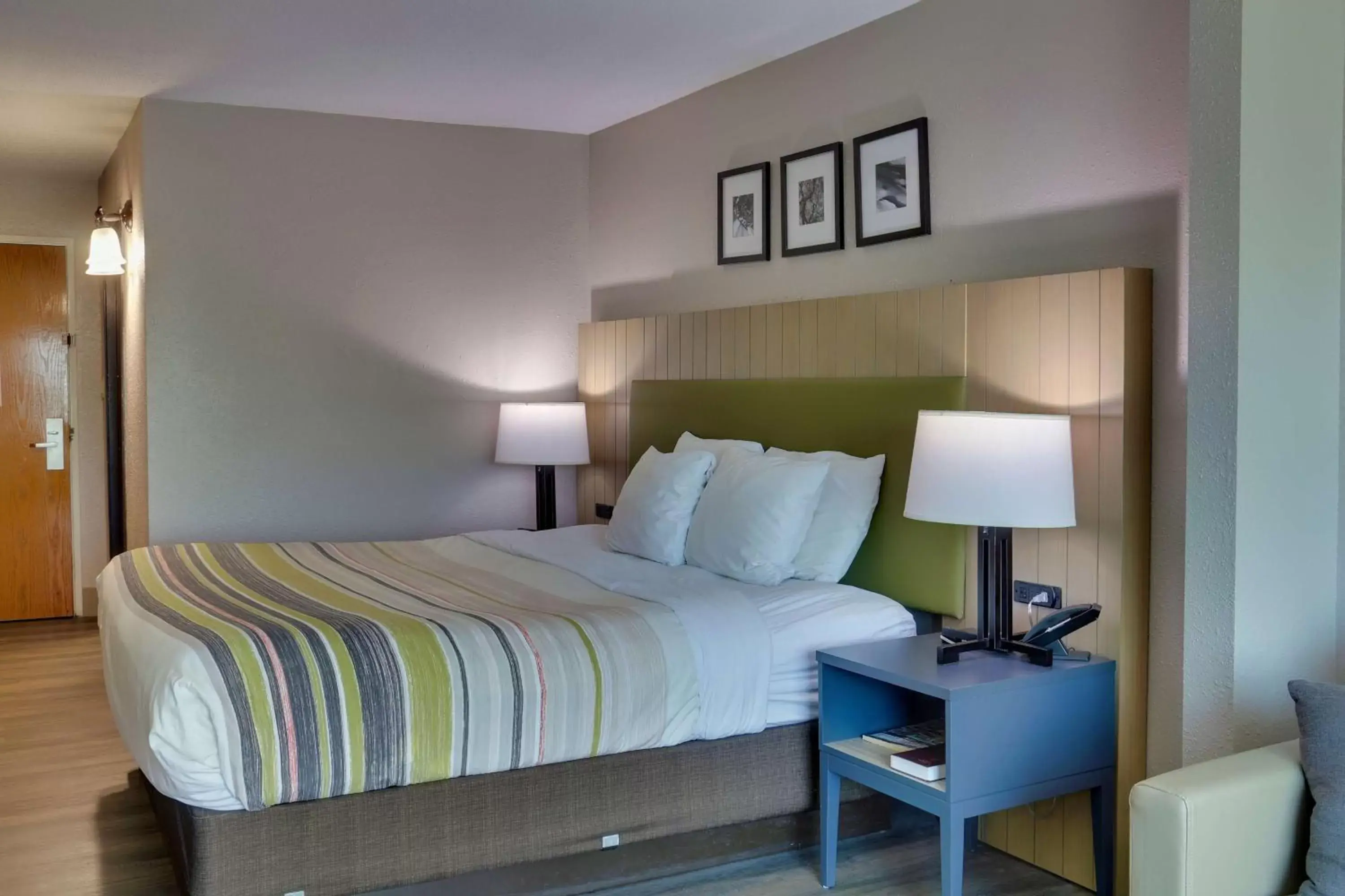 Bed in Country Inn & Suites by Radisson, Savannah Gateway, GA