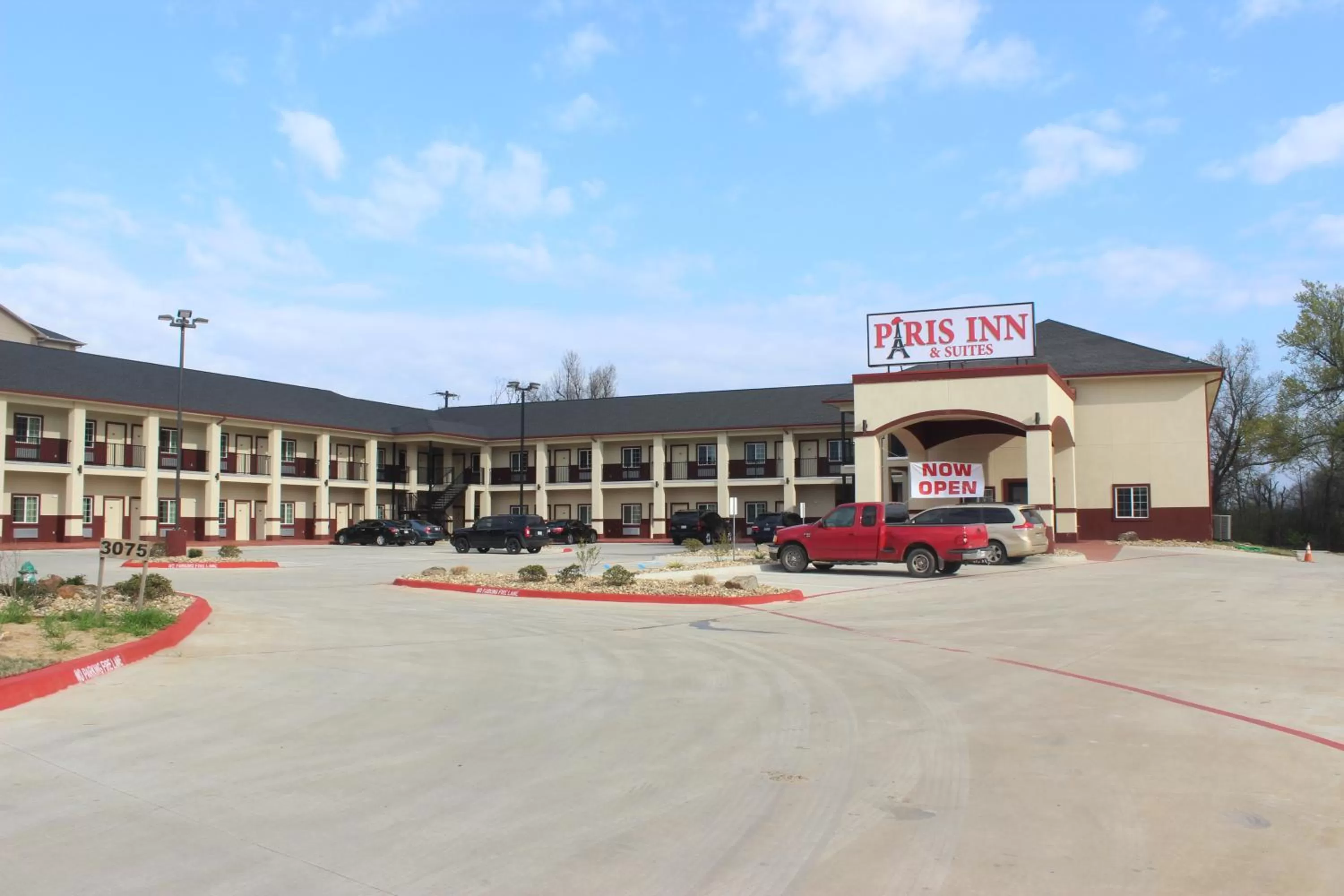 Property building in Paris Inn & Suites