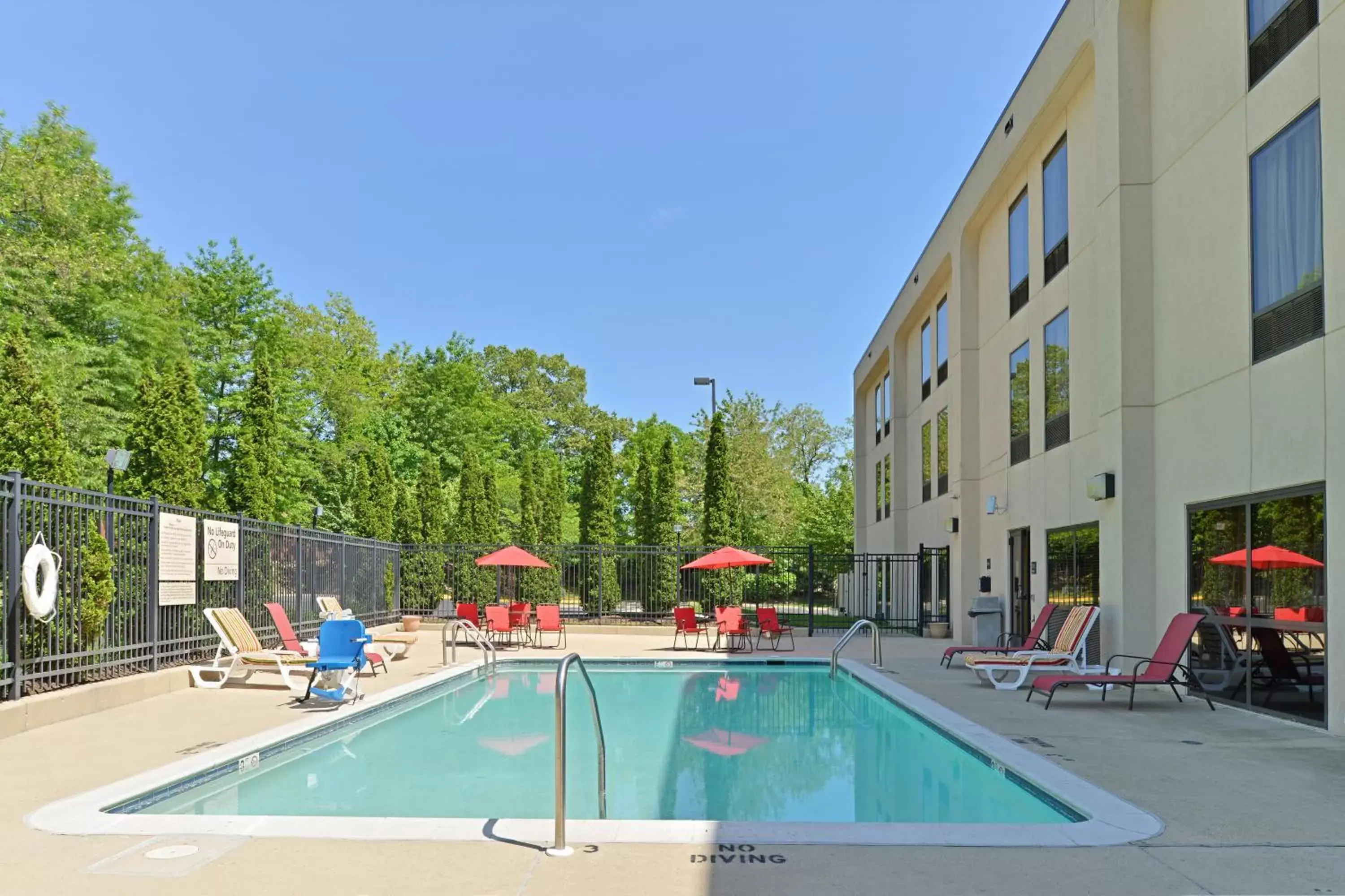 Swimming Pool in Comfort Inn Laurel - Fort Meade