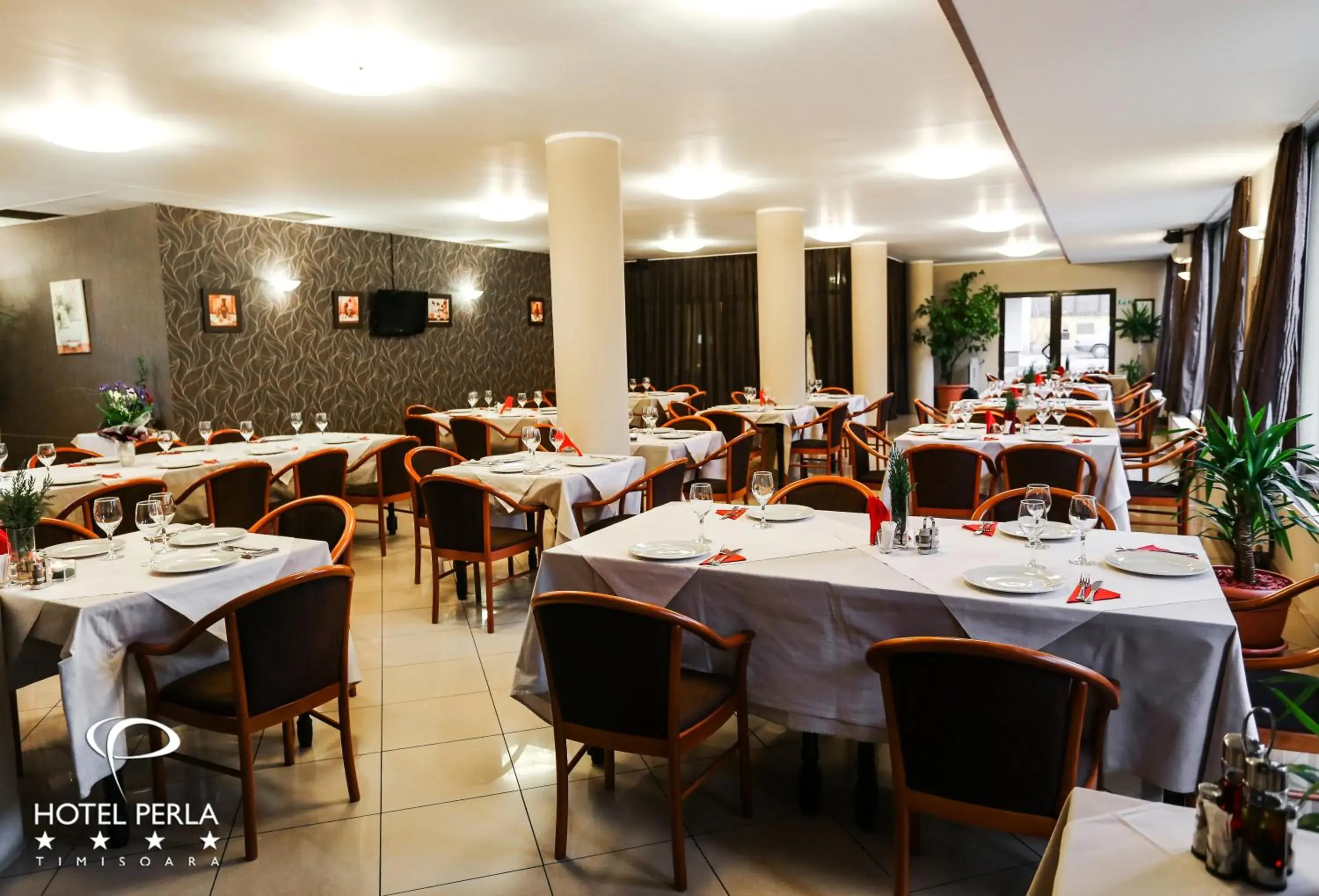 Restaurant/Places to Eat in Hotel Perla