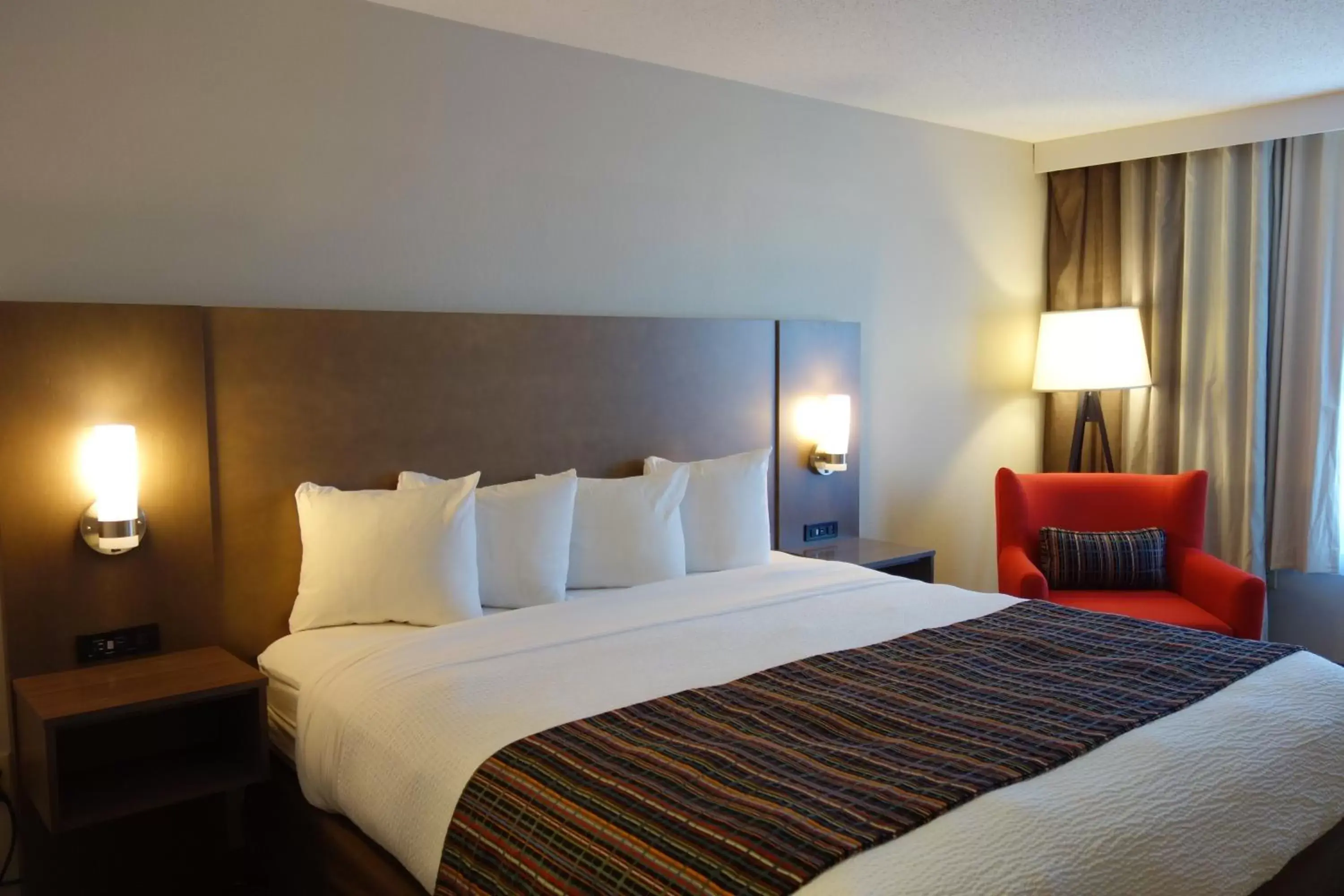 Bed in Country Inn & Suites by Radisson, Mason City, IA
