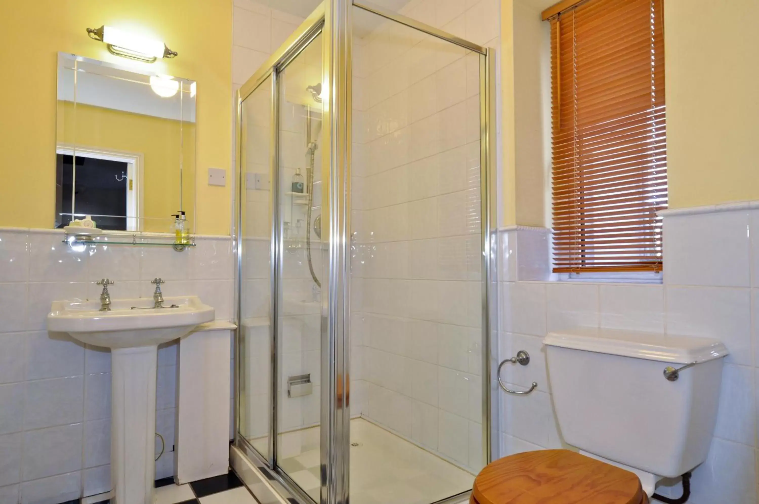 Bathroom in Boffin Lodge Guest House