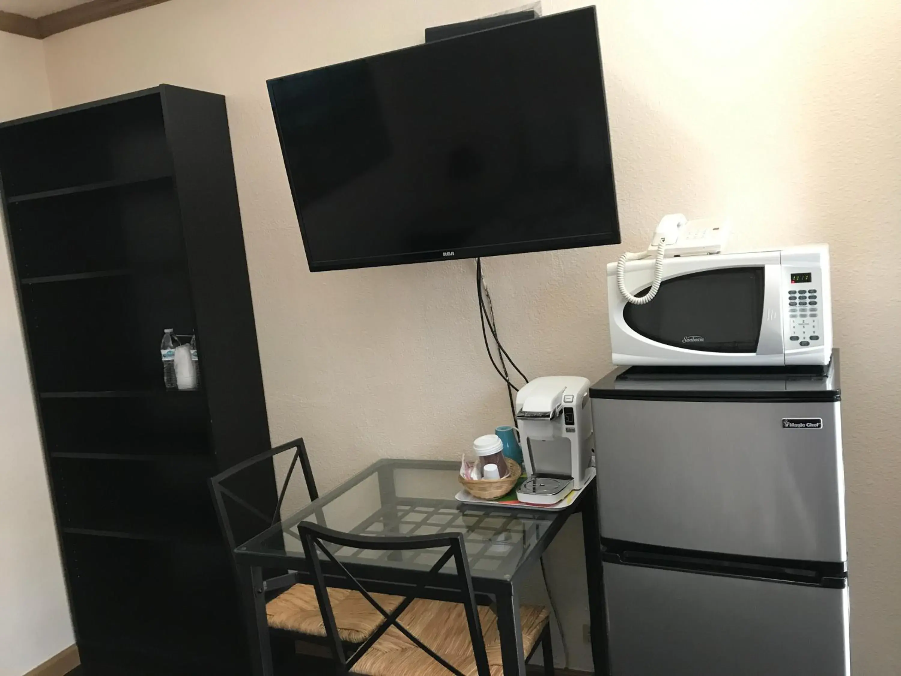 Coffee/tea facilities, TV/Entertainment Center in Westwind Lodge