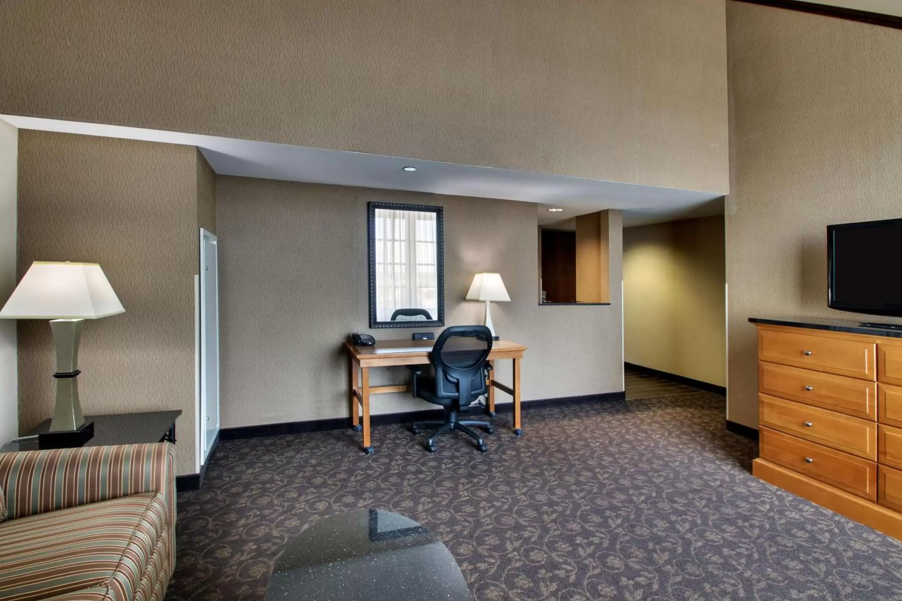 Photo of the whole room, Seating Area in Drury Plaza Hotel Broadview Wichita