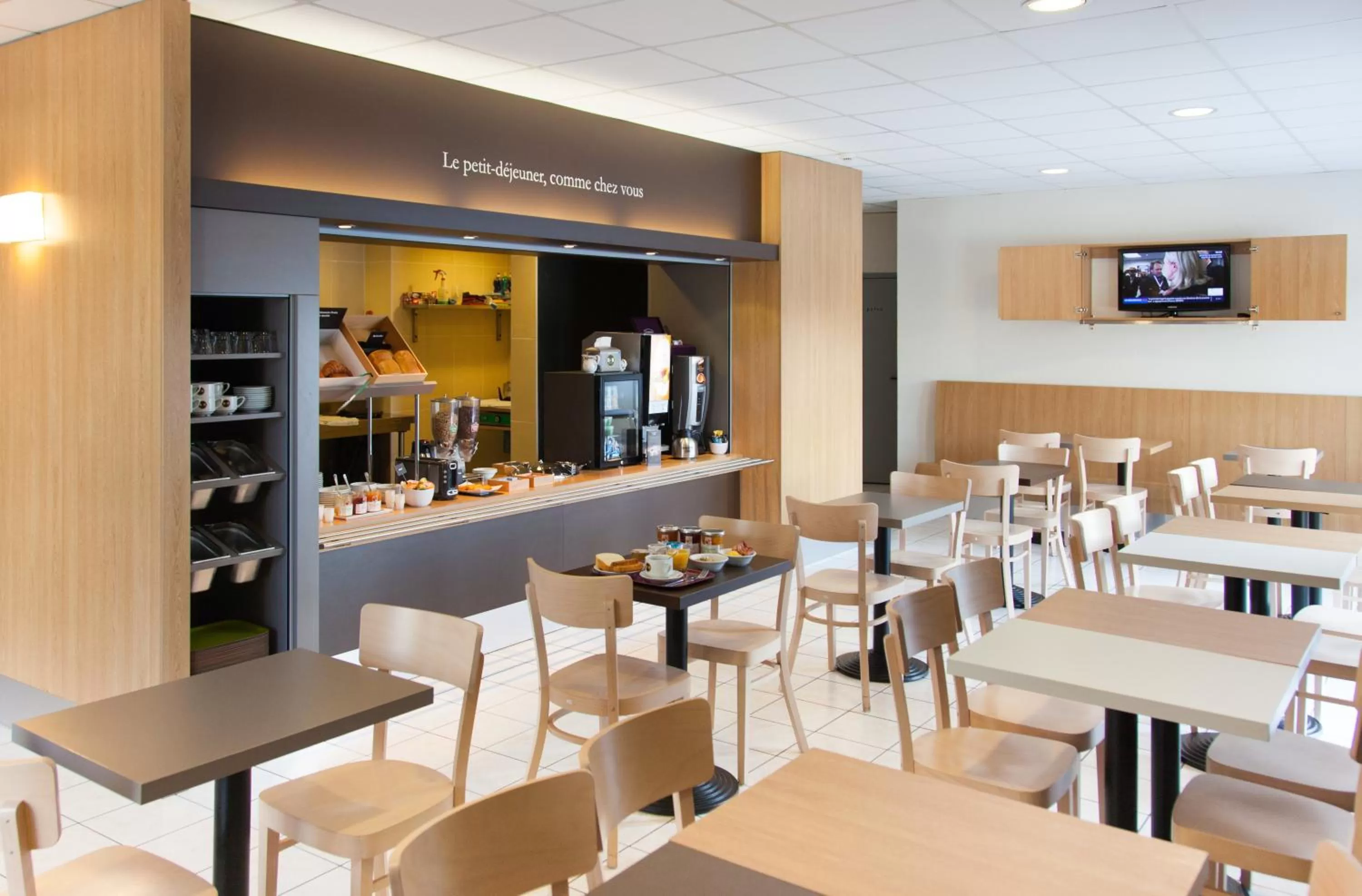 Lounge or bar in B&B HOTEL Auray Carnac