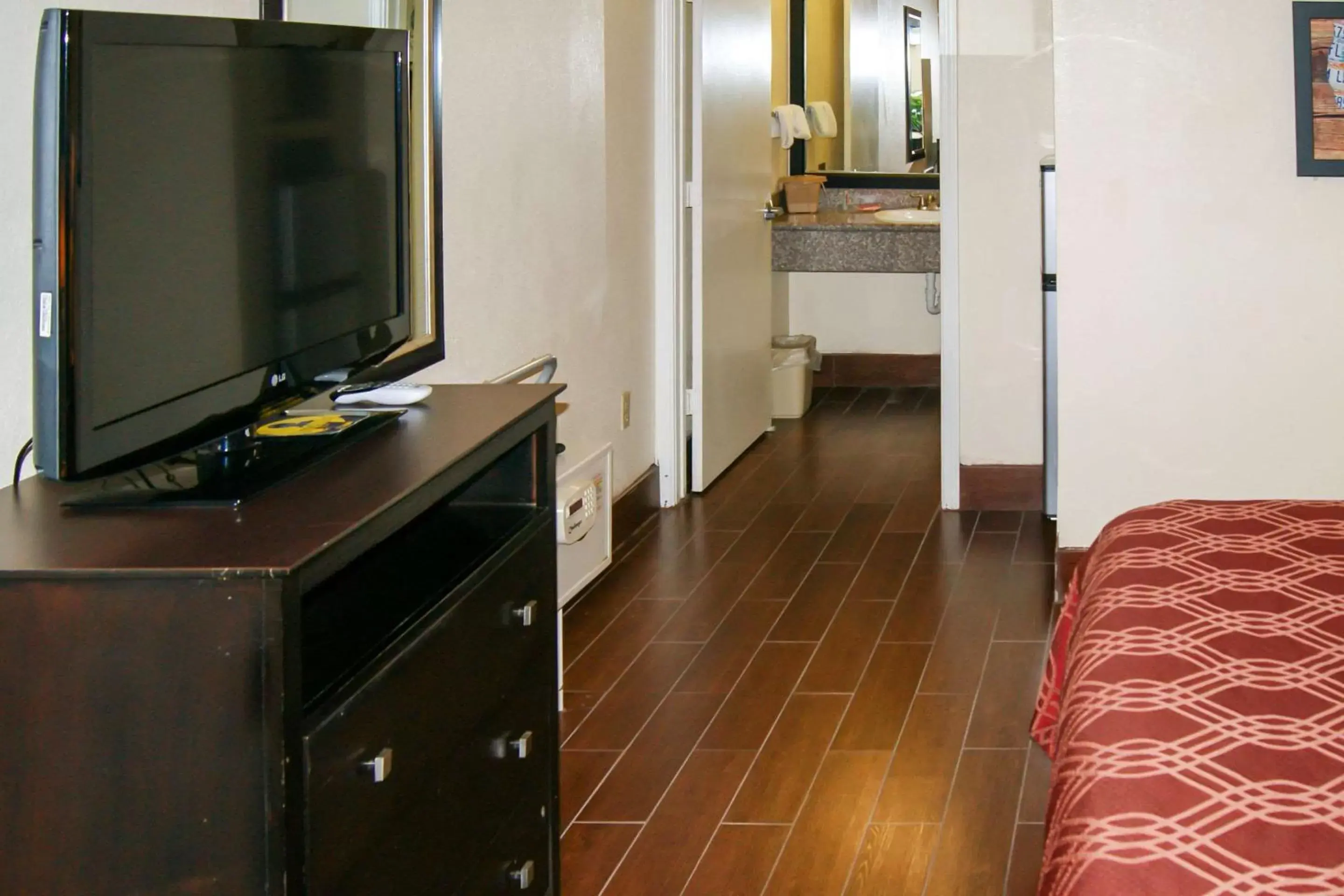 Photo of the whole room, TV/Entertainment Center in Econo Lodge Inn & Suites West – Energy Corridor
